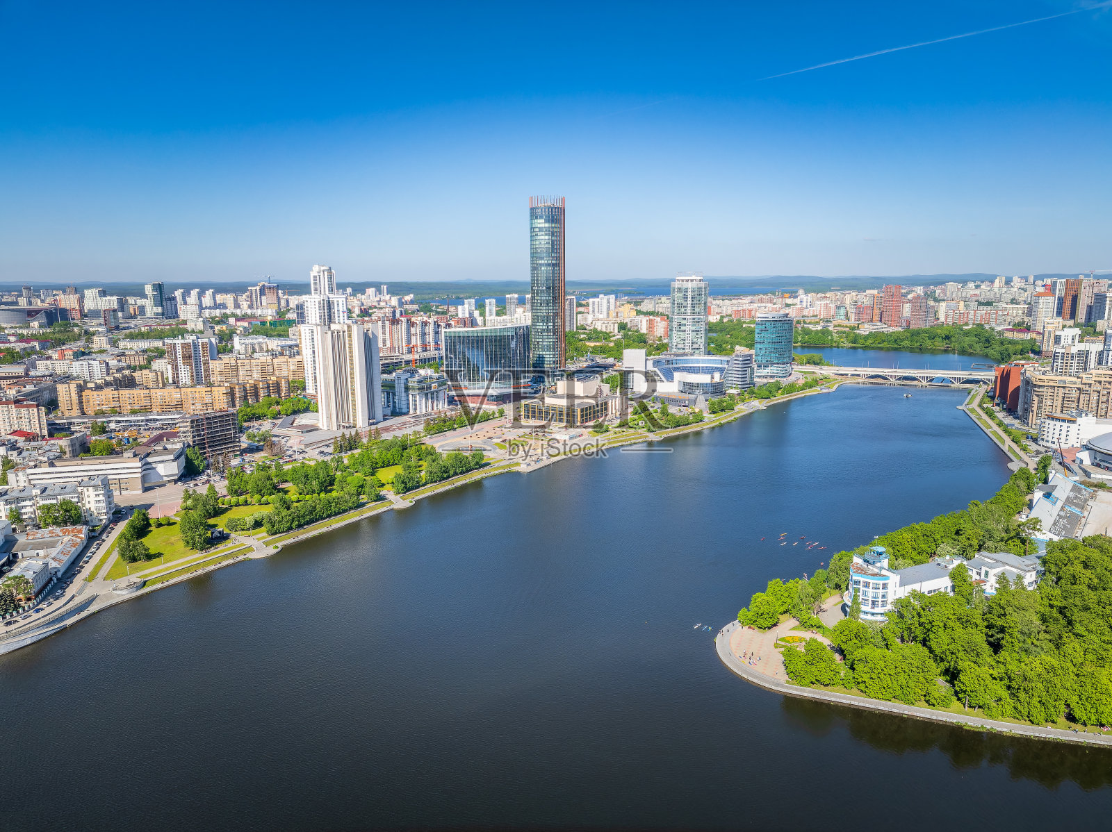 叶卡捷琳堡市与地区政府和议会大楼,戏剧剧院,伊塞特塔,叶利钦中心,全景在夏季日落。照片摄影图片