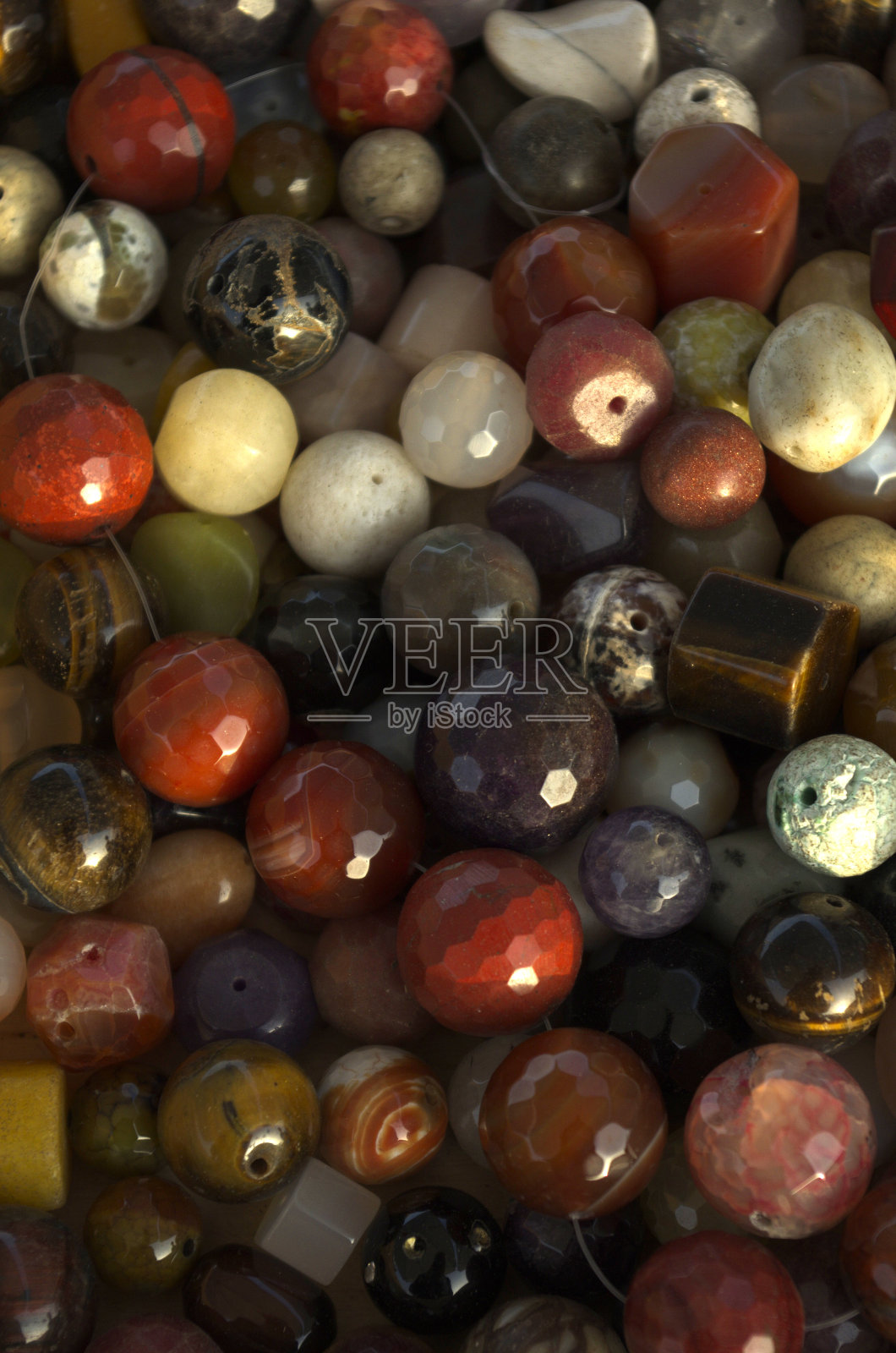 露天市场上的物品、小饰品和小珠子的细节照片摄影图片