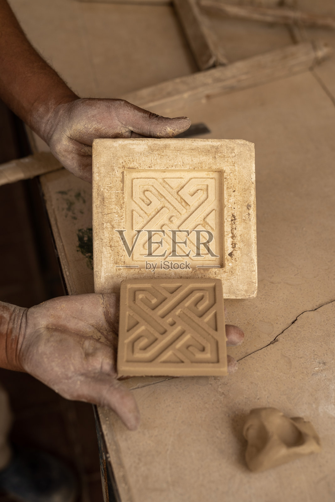 制作传统的埃及粘土瓦,福斯塔特传统工艺中心,埃及开罗照片摄影图片