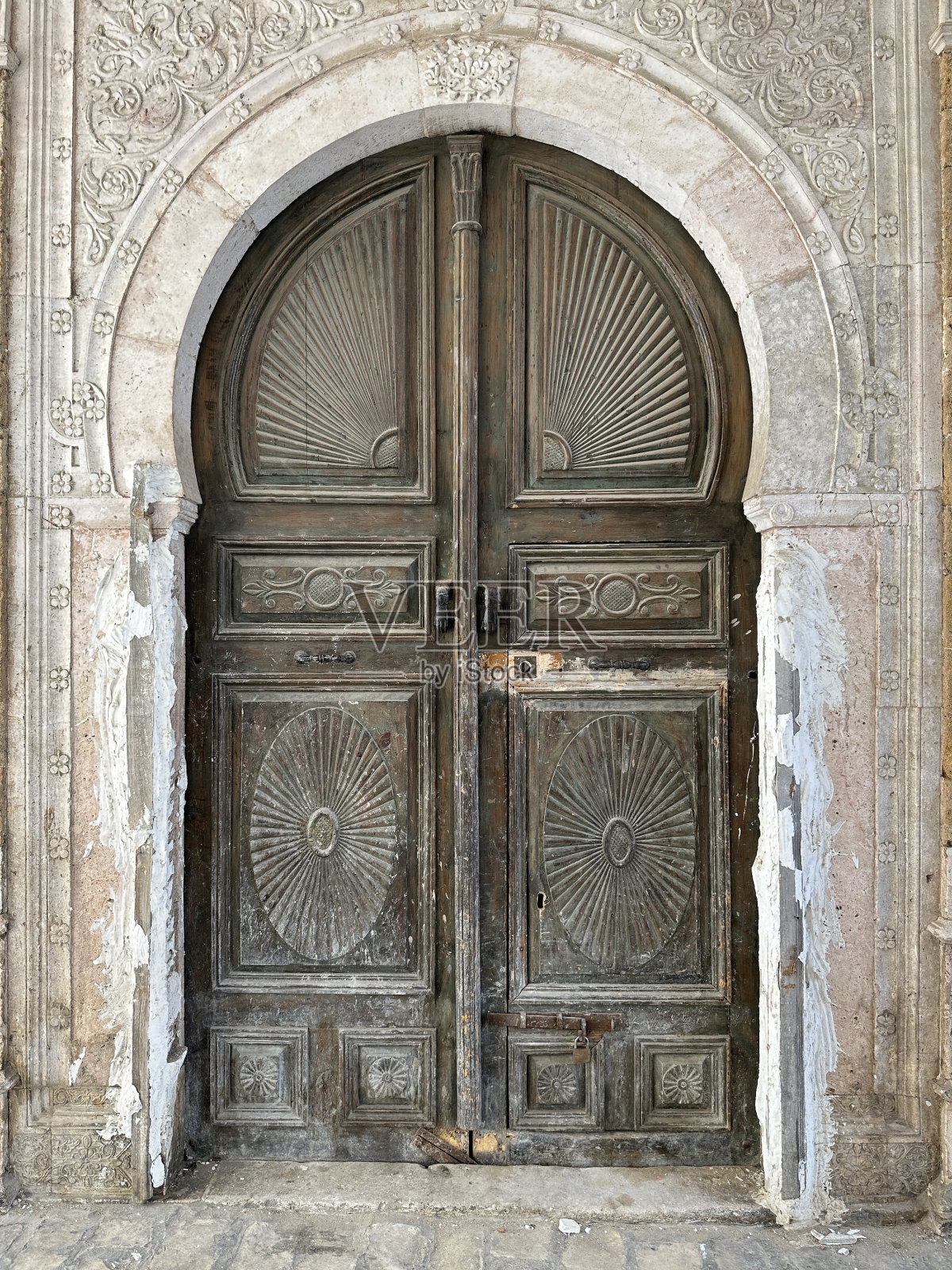 风化的旧突尼斯双入口门与装饰面板照片摄影图片