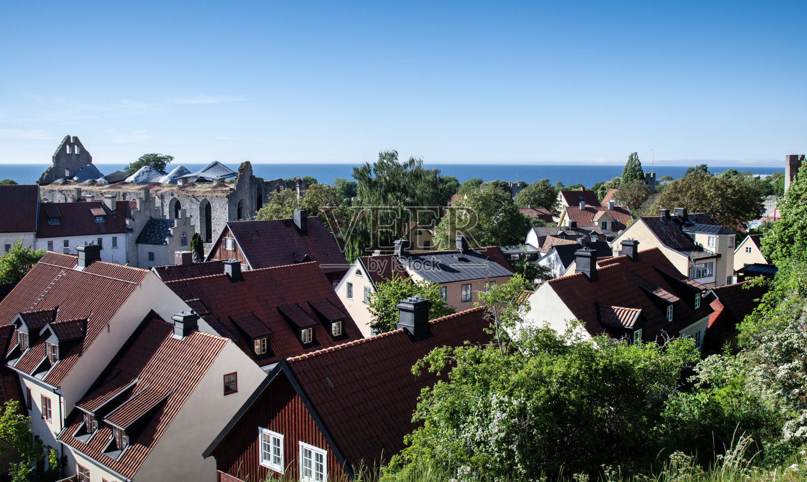 瑞典维斯比,一座中世纪教堂的屋顶、废墟和老房子照片摄影图片