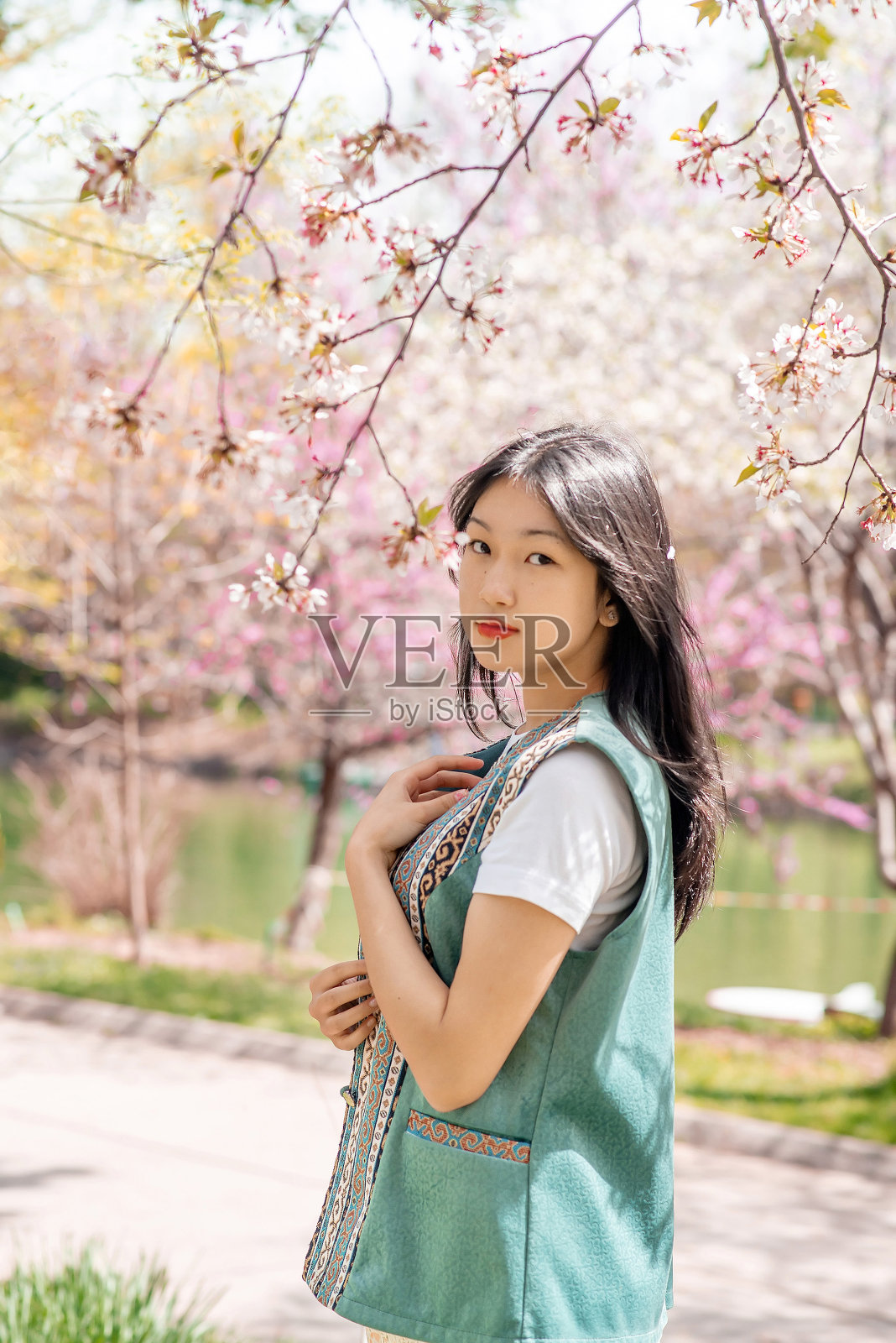 身着哈萨克民族传统服饰的少女照片摄影图片