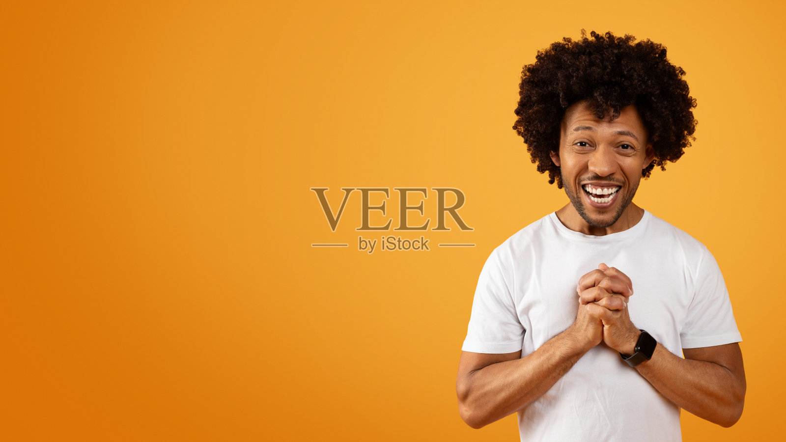 情绪化的非裔美国人在橙色上做鬼脸的肖像照片摄影图片