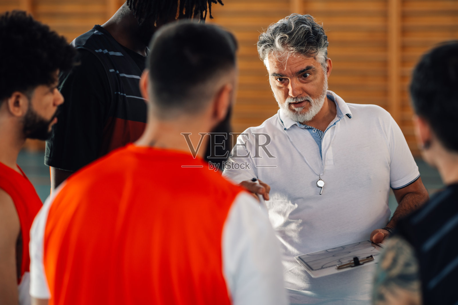成熟的男教练与他的多种族篮球队讨论比赛战术照片摄影图片