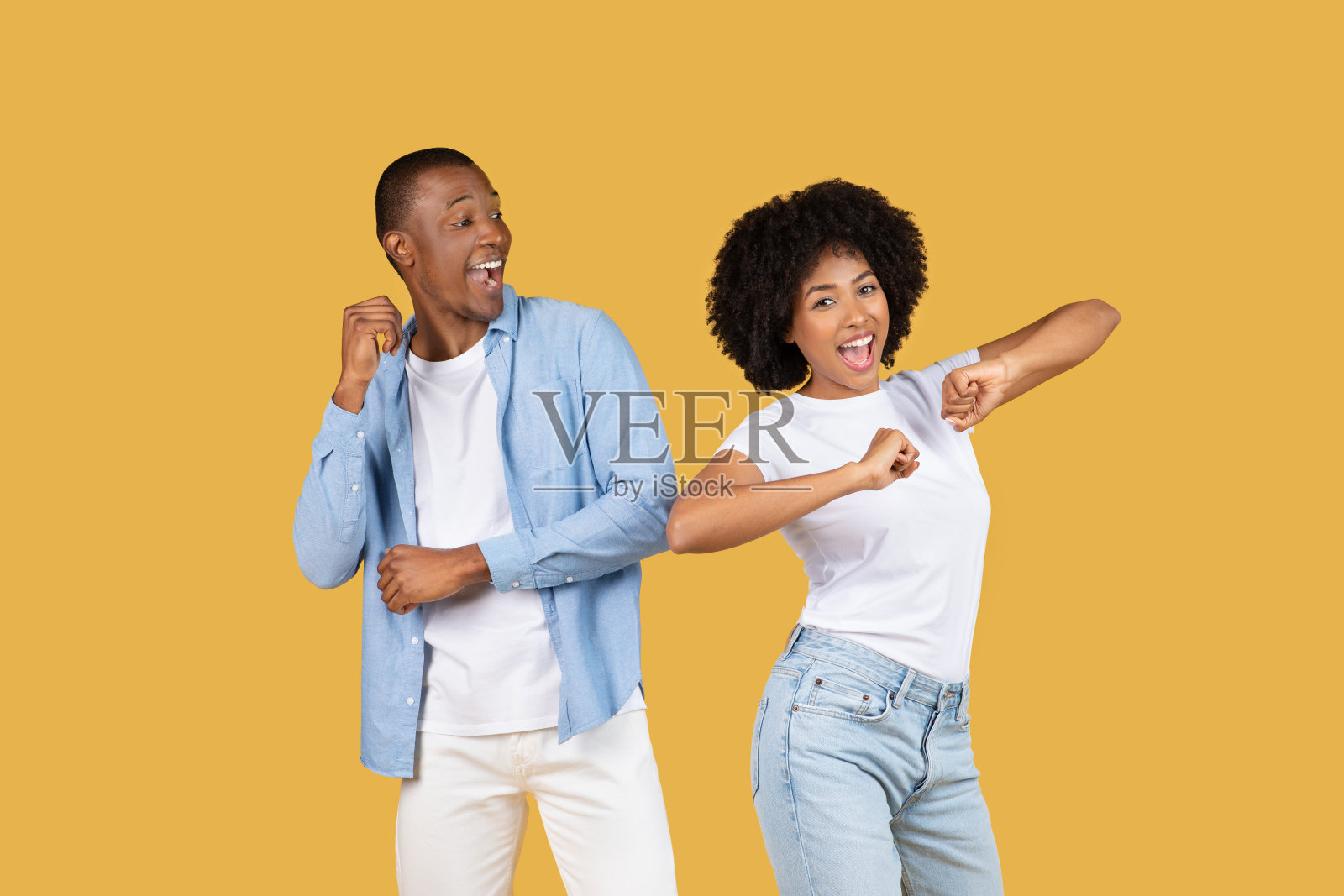 精力充沛的年轻夫妇欢快地跳舞和指指点点,充满了喜悦和兴奋照片摄影图片