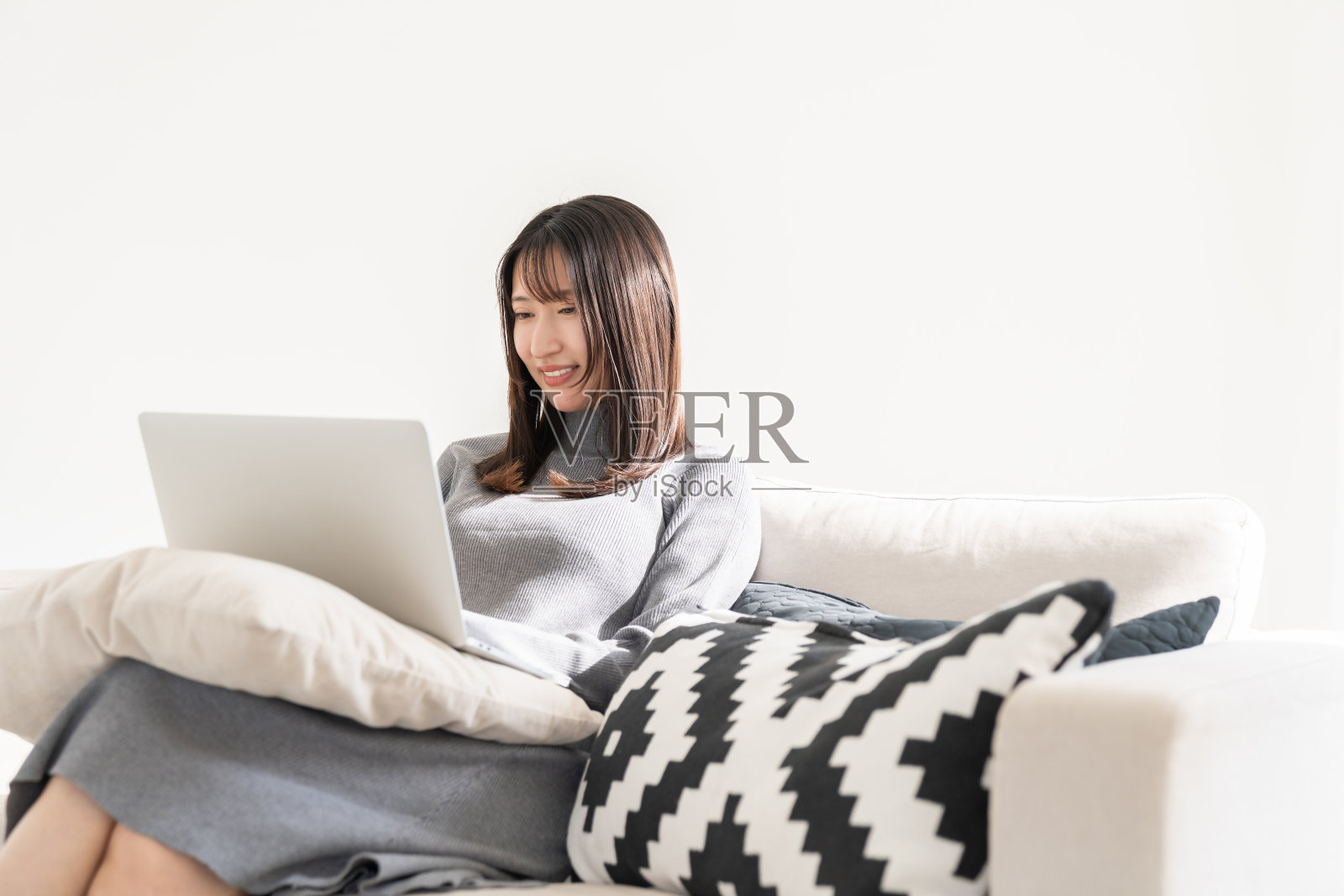 年轻的亚洲女性正在使用笔记本电脑照片摄影图片