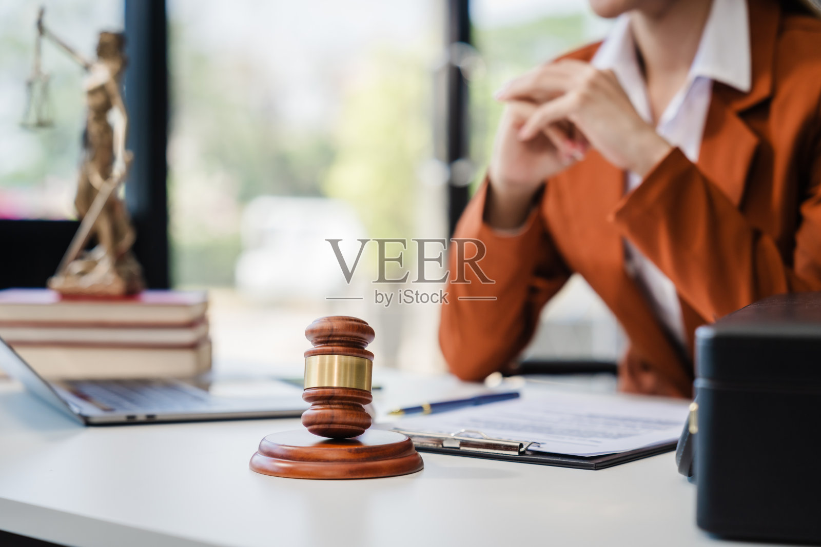 亚洲法律合规:女律师在法律咨询办公室阅读合同,提供法律咨询,确保协议符合法律法规照片摄影图片