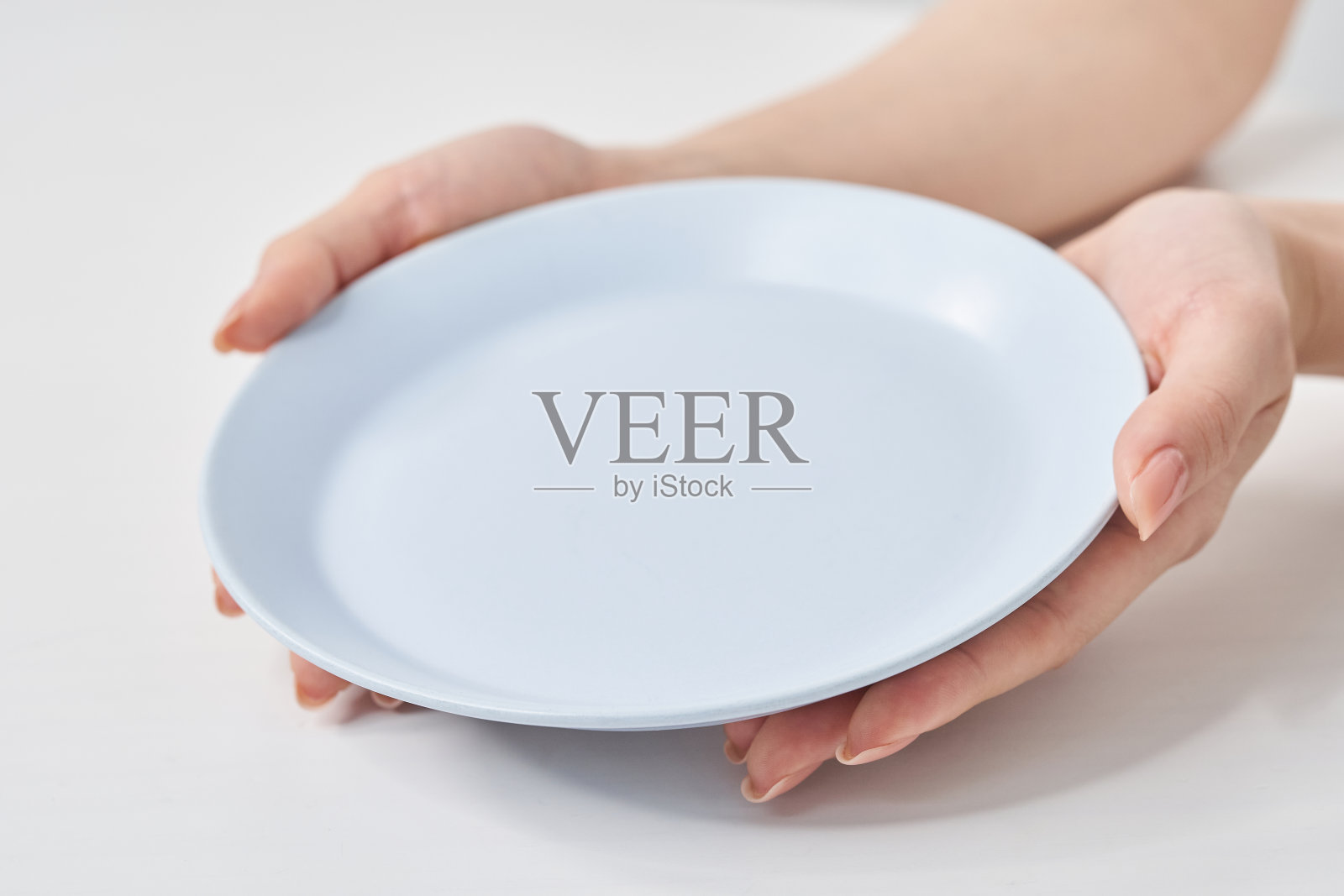 女人的手拿着一个空盘子照片摄影图片