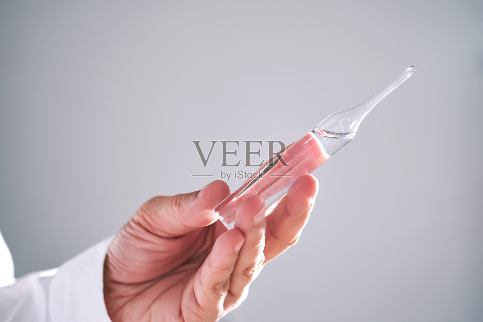 医生拿着一个药瓶。特写镜头。照片摄影图片