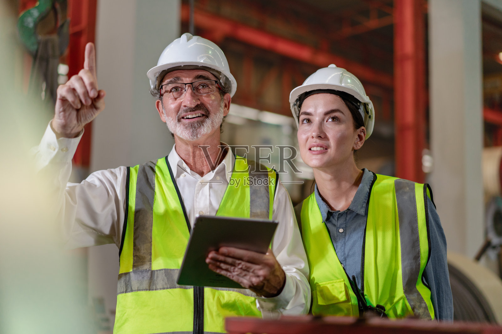 工业工程师团队站在制造工厂讨论重工业机械维修照片摄影图片