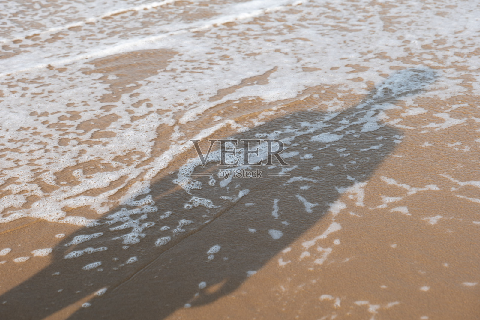 孤独的身影由温柔的波浪照片摄影图片