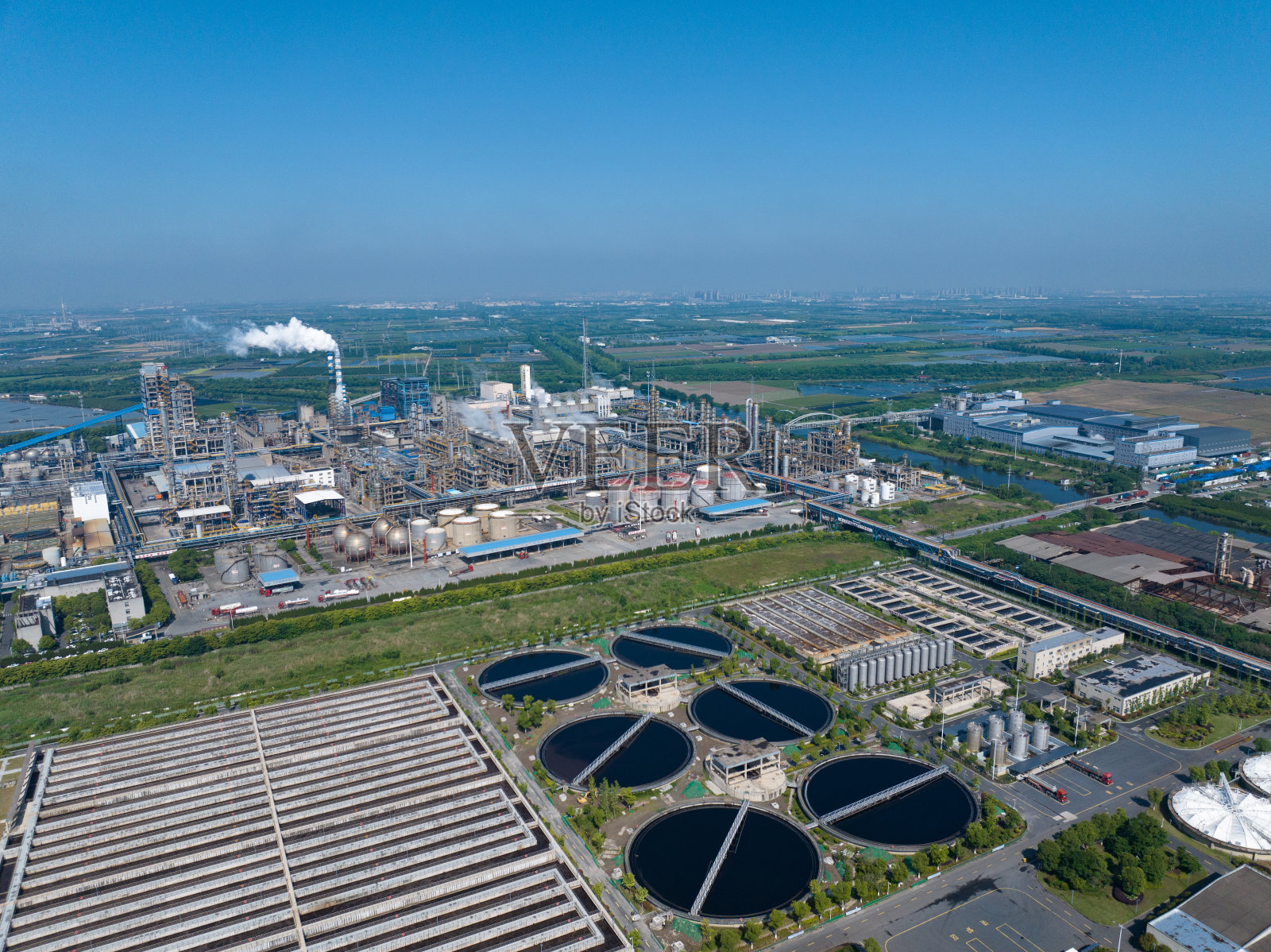 污水处理厂的景观照片摄影图片