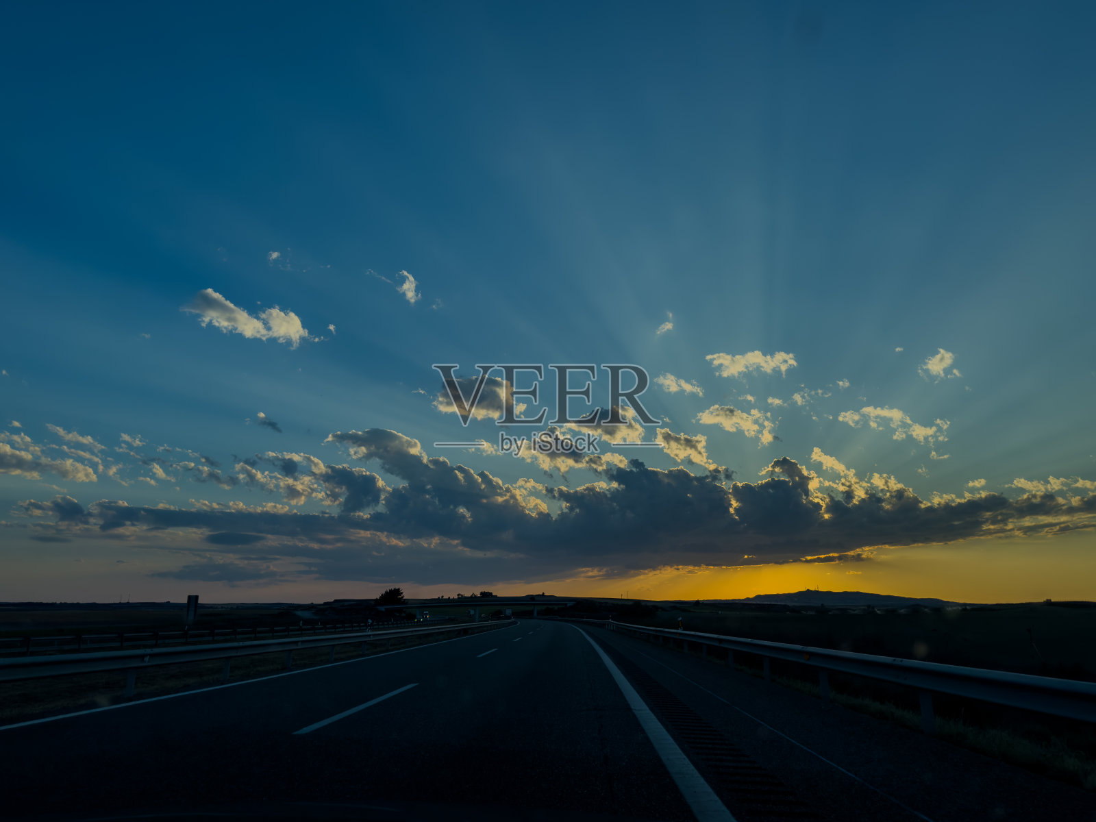 公路旅行的日落照片摄影图片