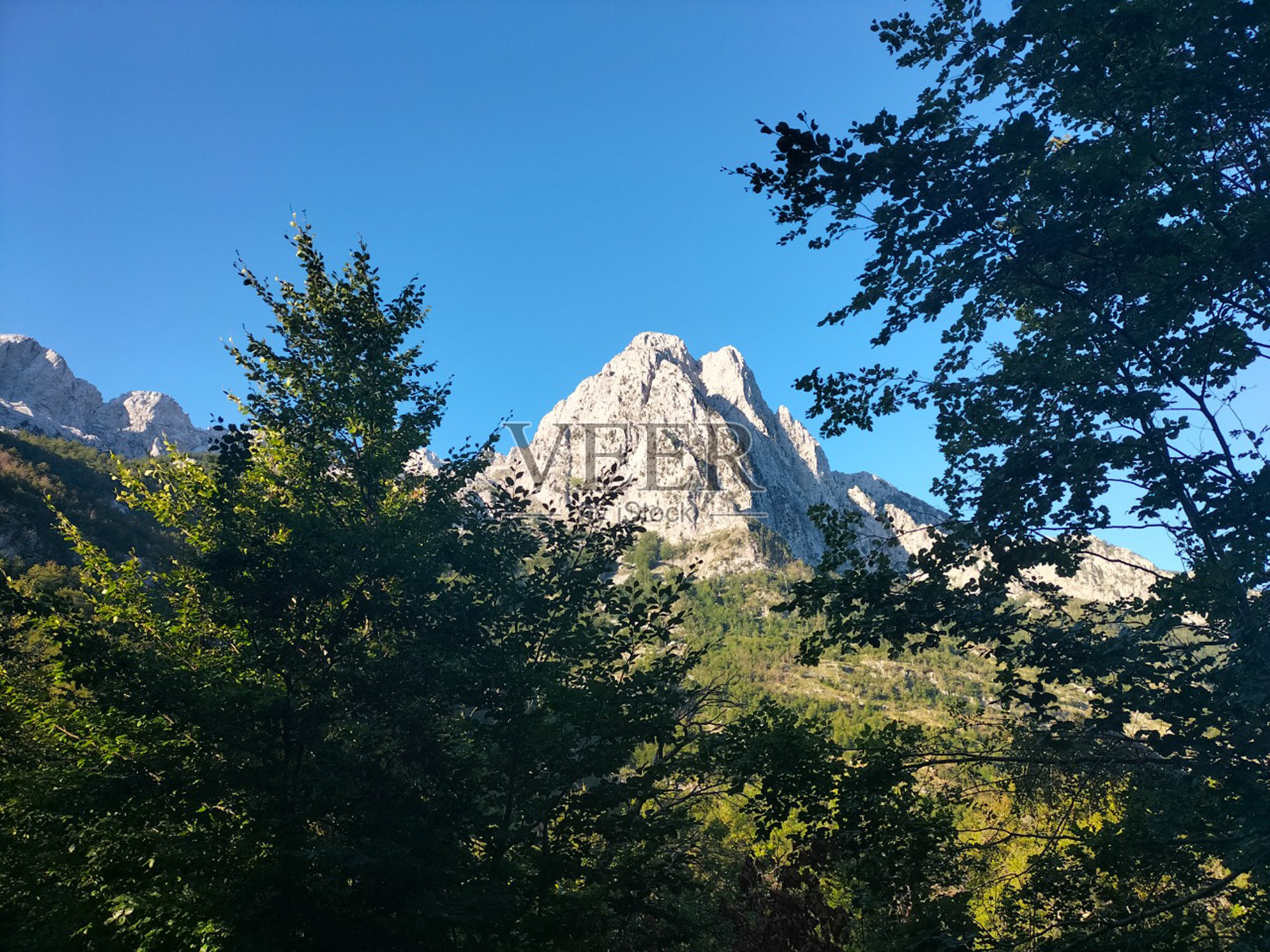 大自然的威严:徒步旅行和山地冒险照片摄影图片