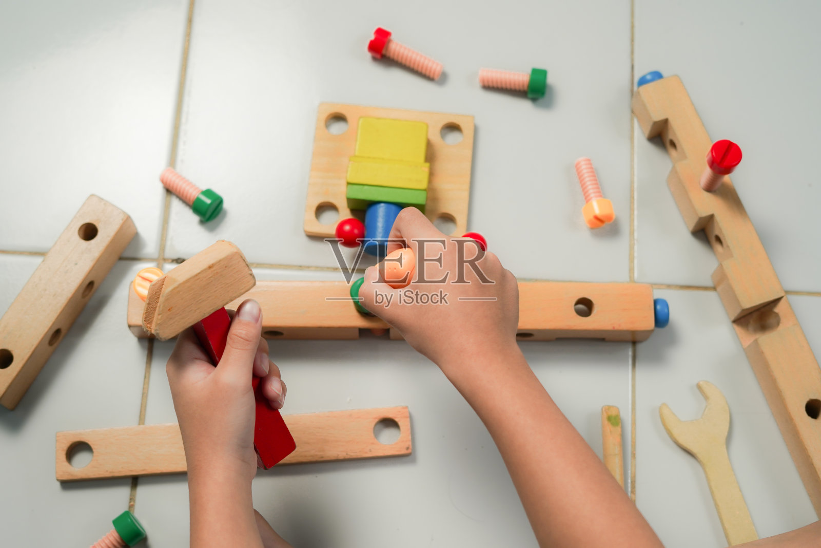 孩子们用手玩着五颜六色的木制积木照片摄影图片