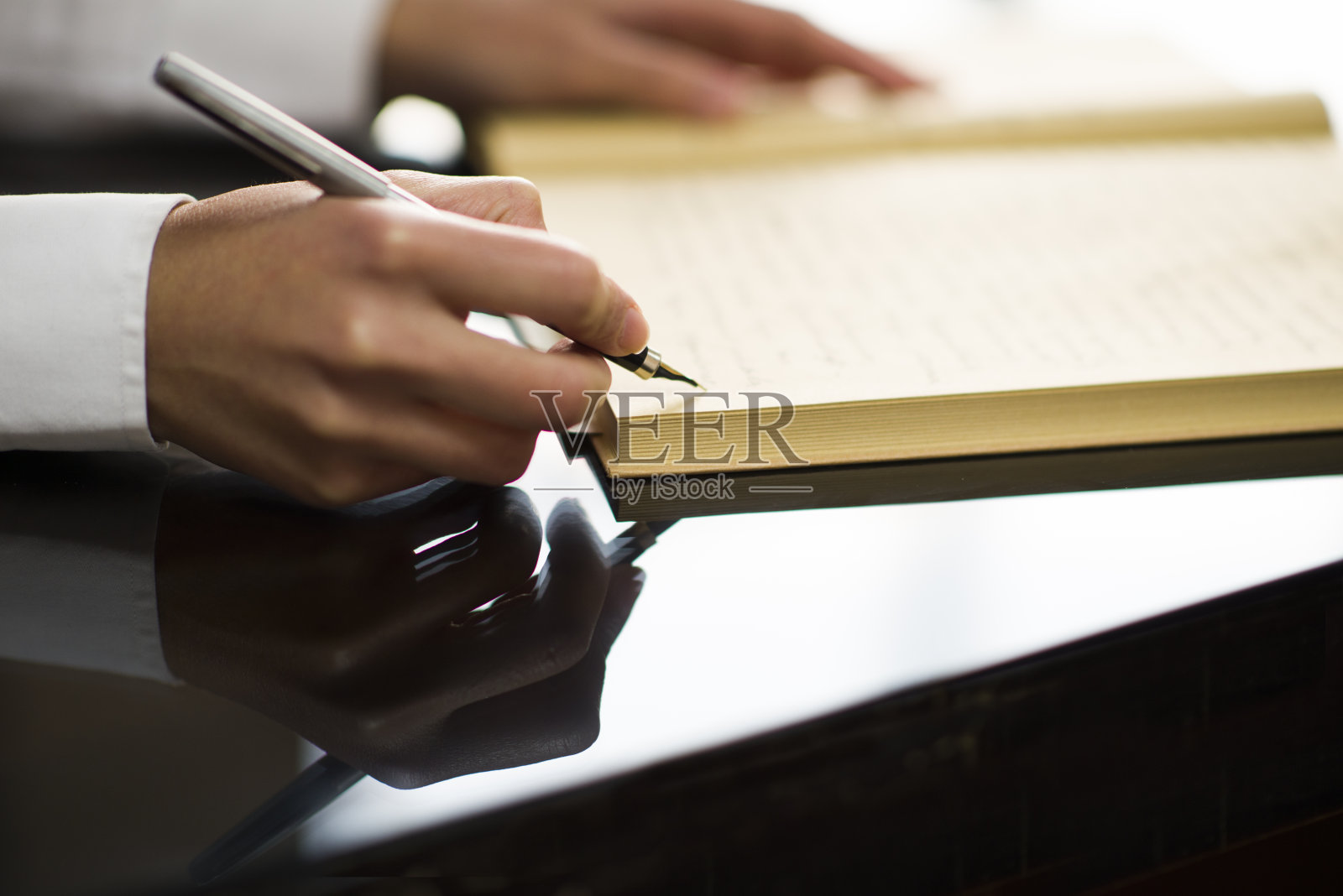 在办公环境中坐在办公桌前工作的女商人照片摄影图片