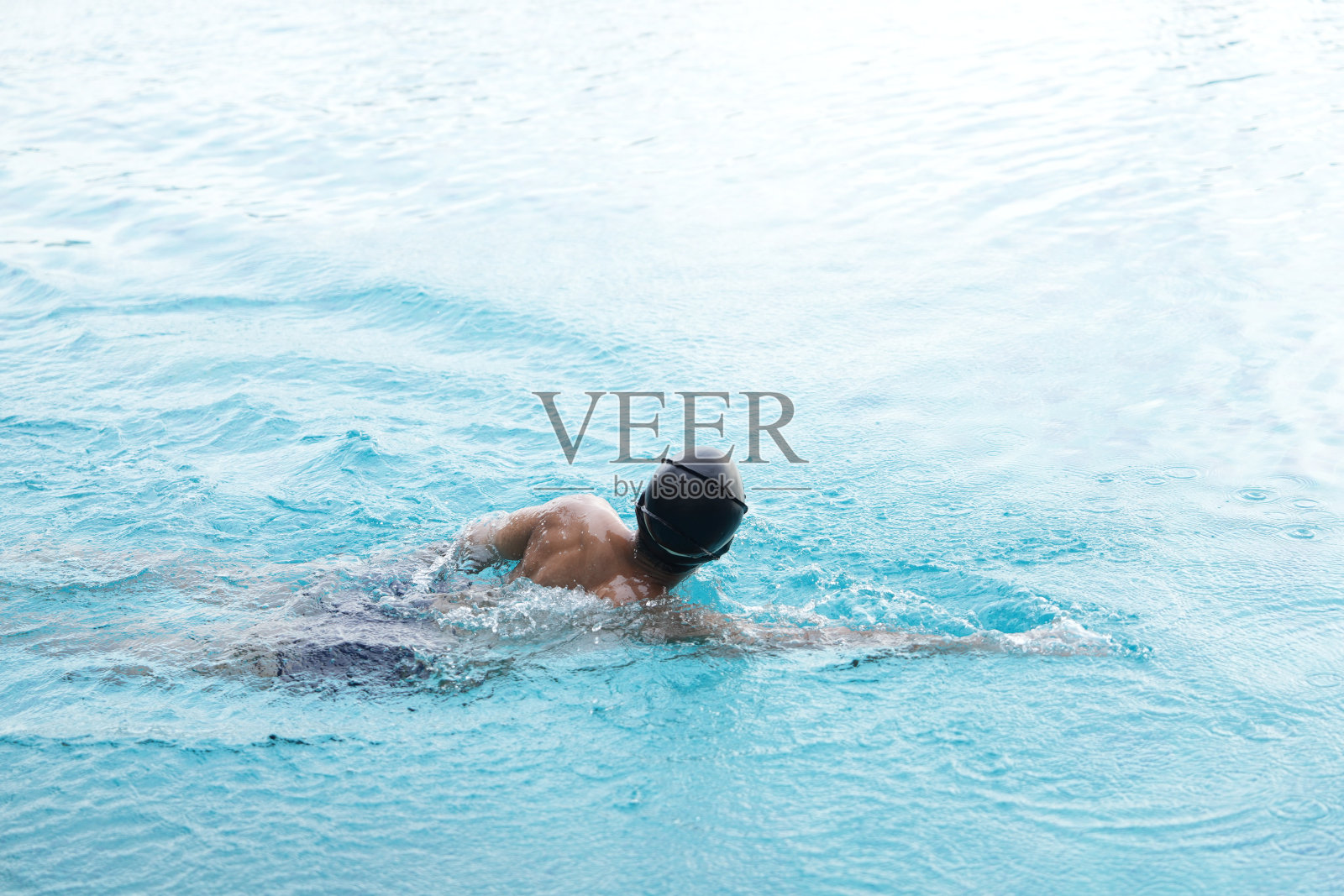 亚洲男人练习游泳和马球,伸展和休息的水上运动。照片摄影图片