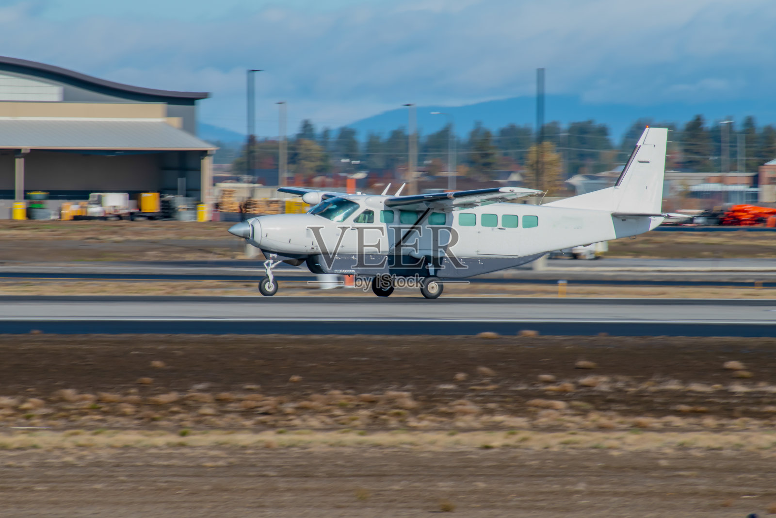 降落在机场的小型单引擎飞机。照片摄影图片