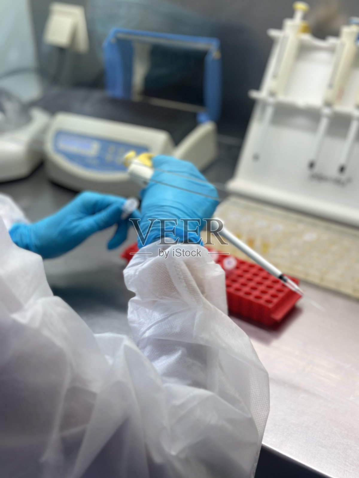 科学家使用移液管和试管工作。生物技术、医学开发和化学、生物化学和实验研究的科学实验室。照片摄影图片