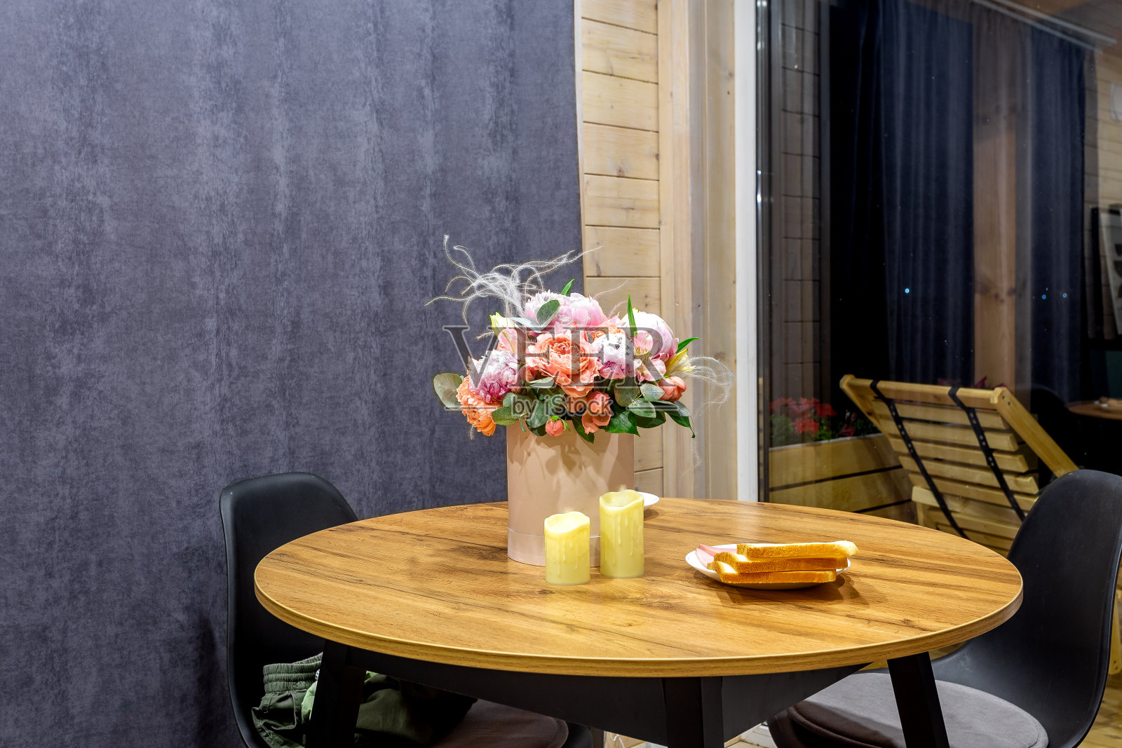 国际妇女节庆祝活动的餐桌布置,灯光室里有礼物和郁金香花照片摄影图片