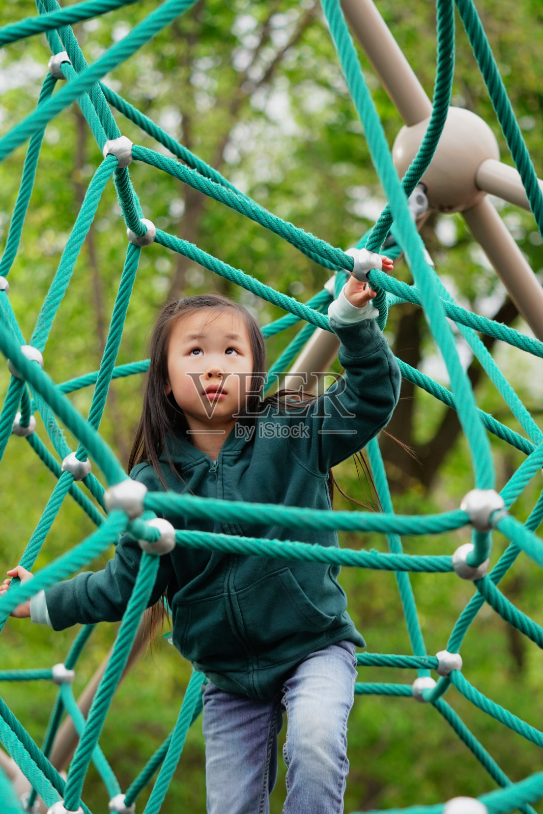 一个女孩在操场上玩。照片摄影图片