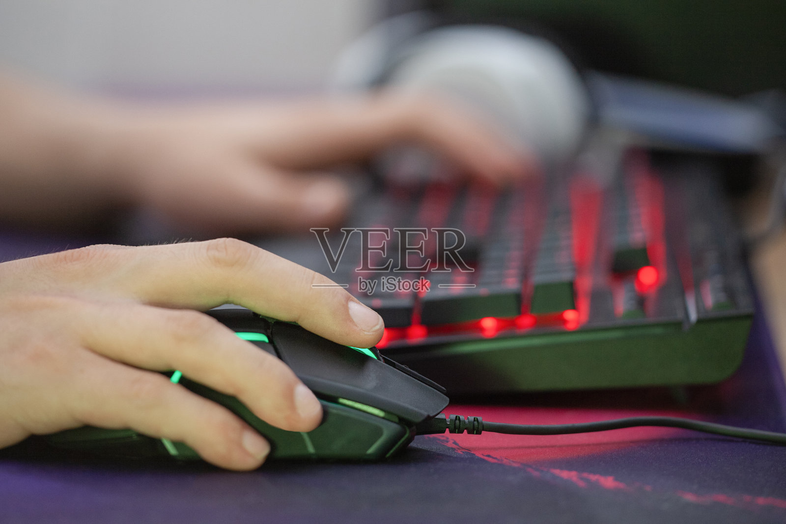 电子竞技游戏鼠标、键盘和耳机照片摄影图片