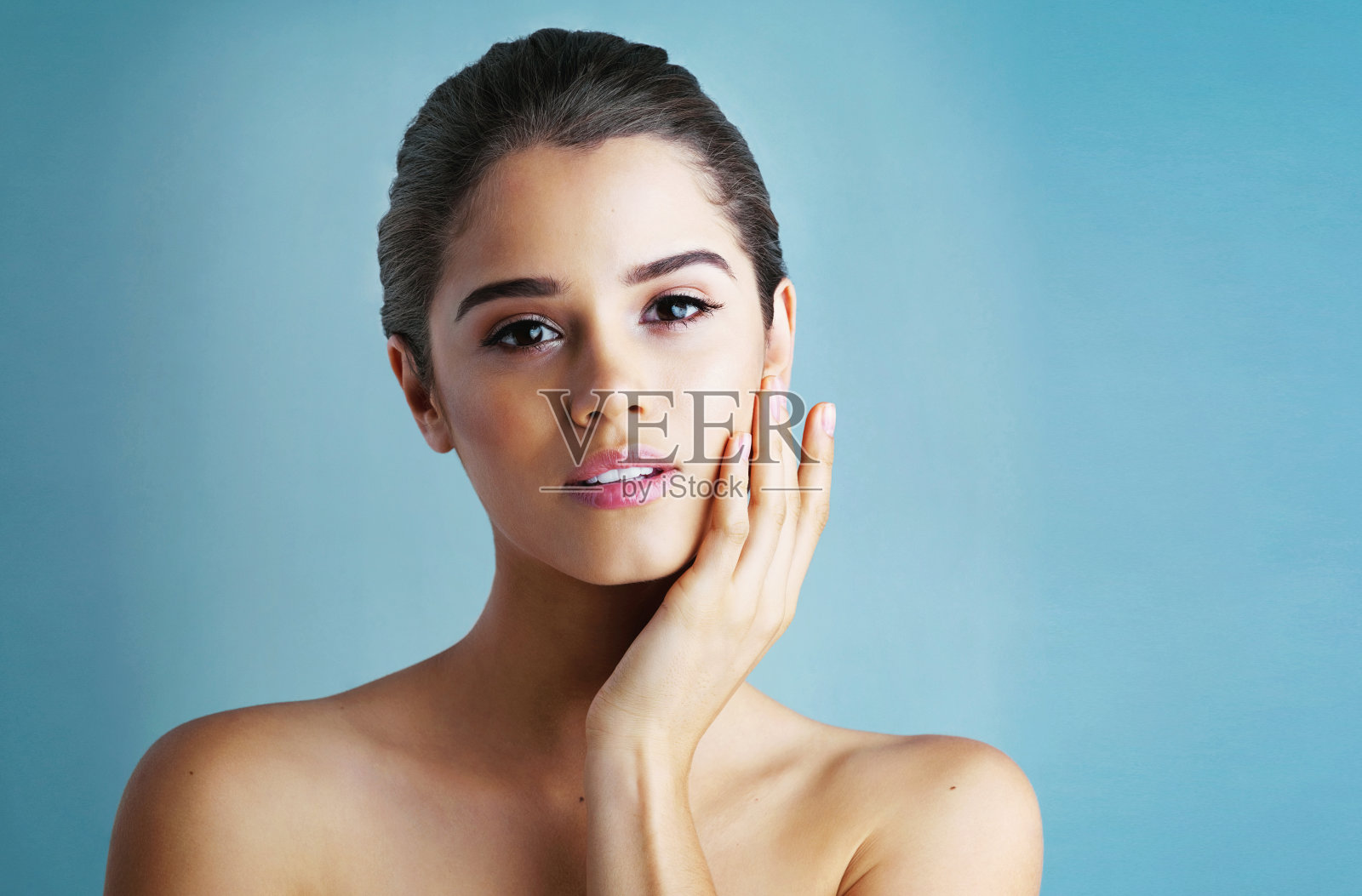 女性,肖像和手的皮肤护理健康在蓝色背景的工作室,皮肤病学或模型空间。女性的人,脸部和触摸用化妆品美容或化妆处理,自信或健康照片摄影图片