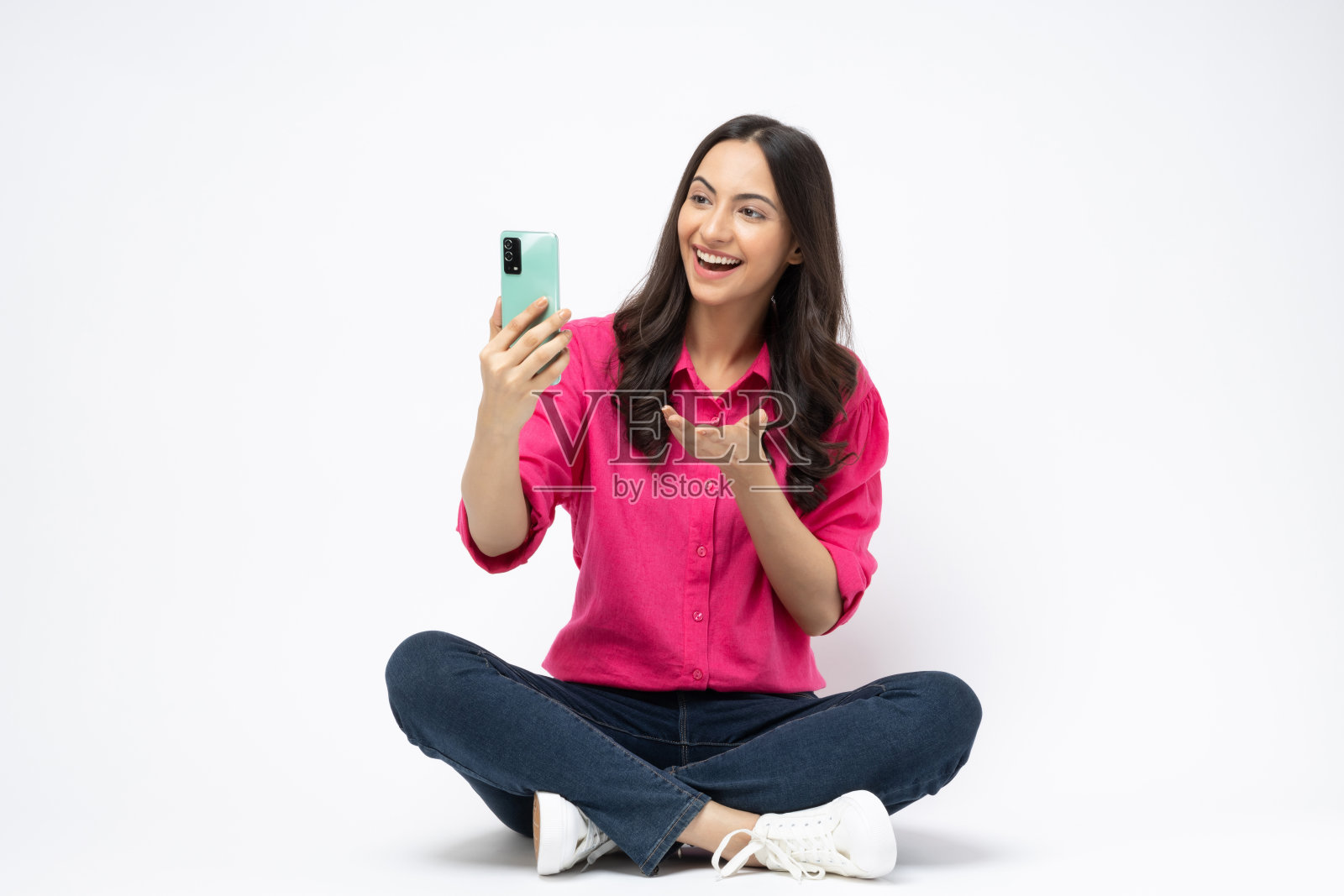 年轻女子使用手机的照片照片摄影图片