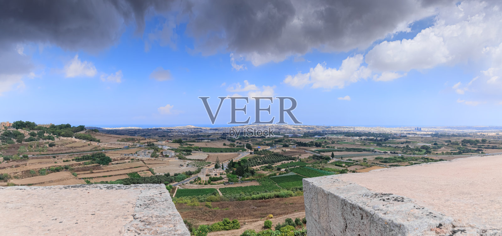 瓦莱塔天际线,马耳他。从姆迪纳的防御城墙上俯瞰全景。照片摄影图片