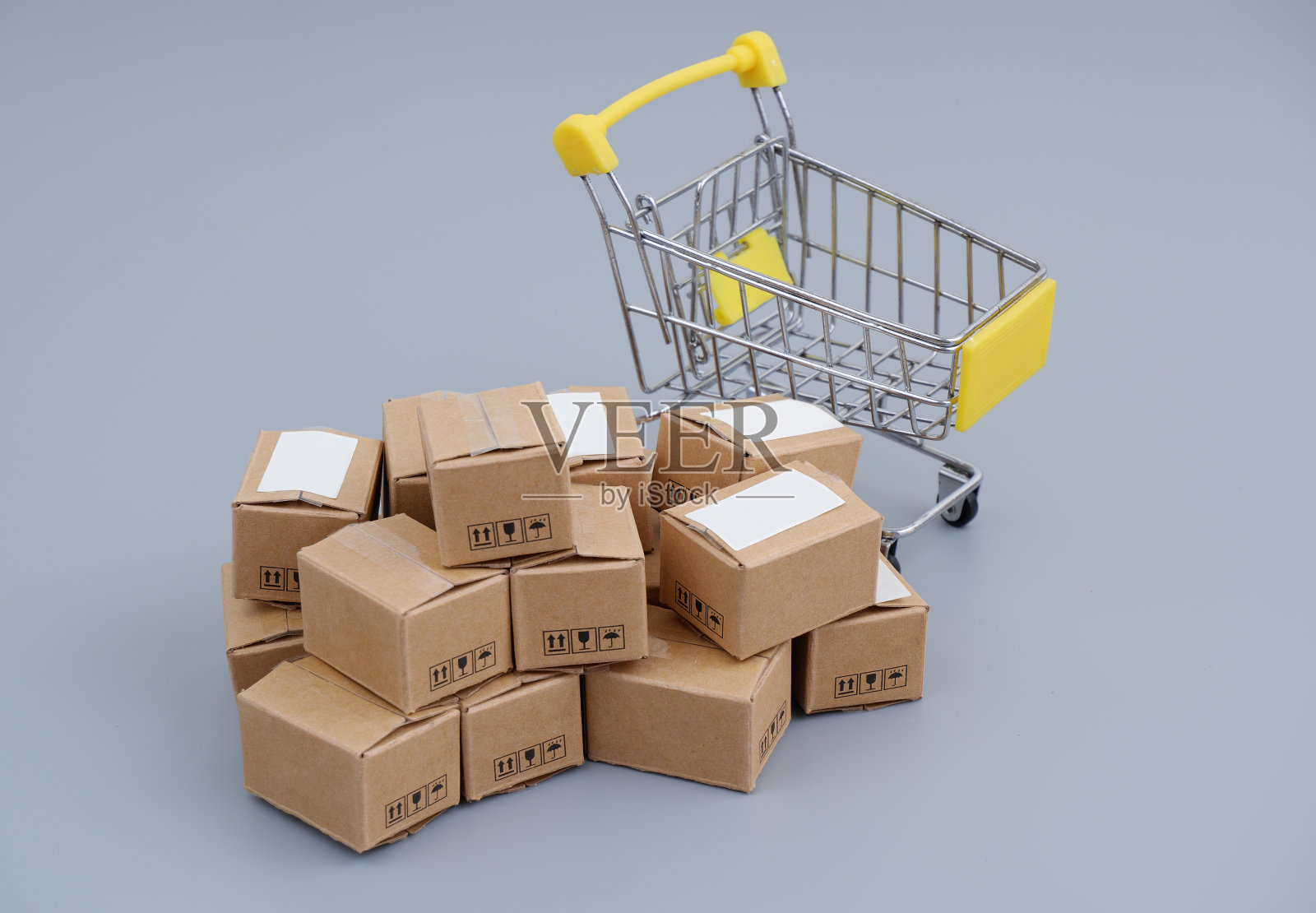 许多运输纸箱和购物车和纸箱。照片摄影图片