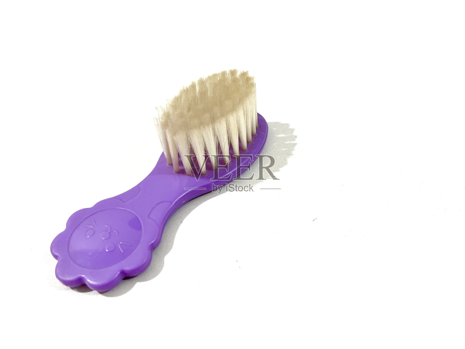 在白色背景上孤立的小梳子照片摄影图片