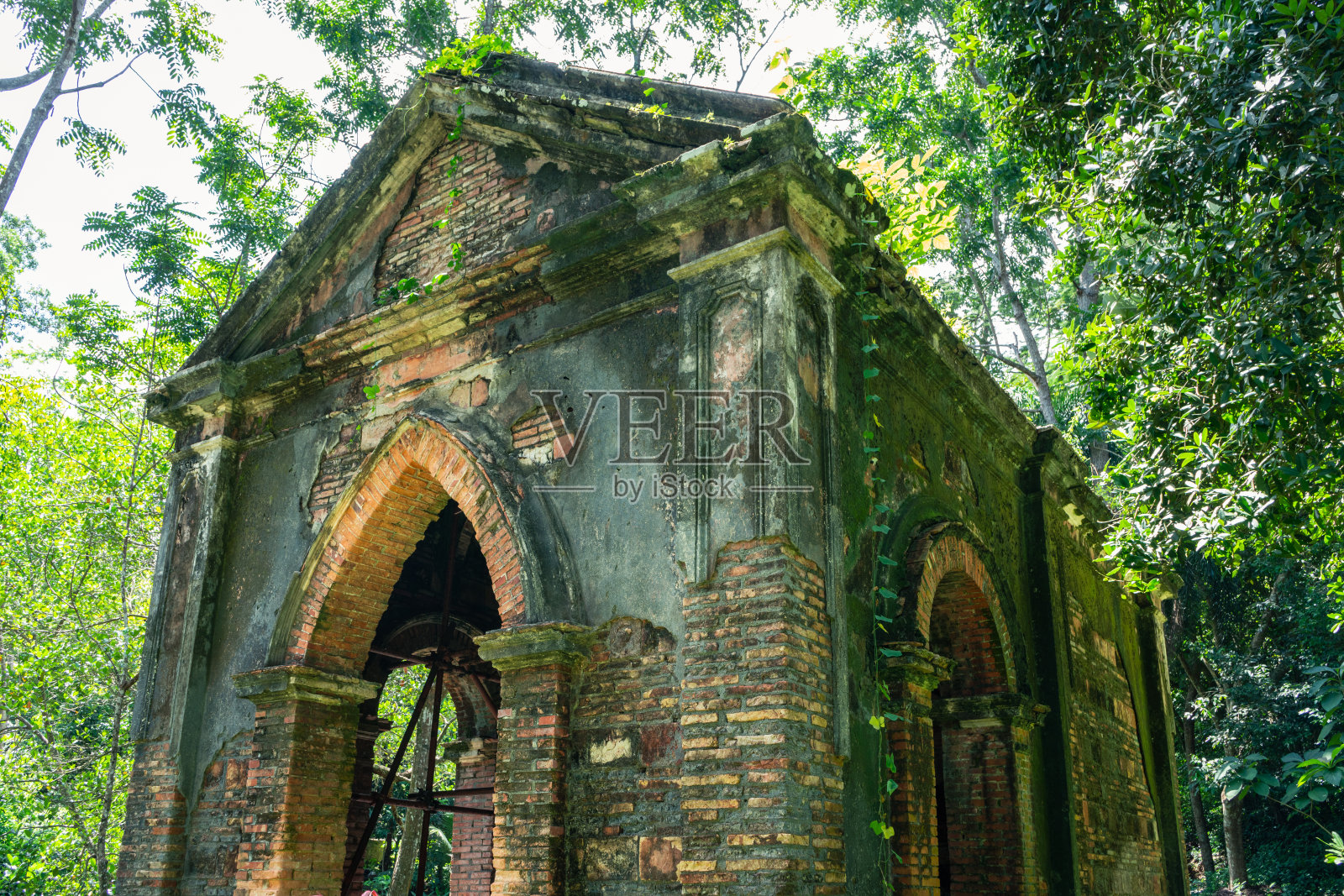 “威钦Devadamrong古殿”是供奉那松卡家族的拜牌匾和宣屯石碑的地方。泰国宋卡。照片摄影图片