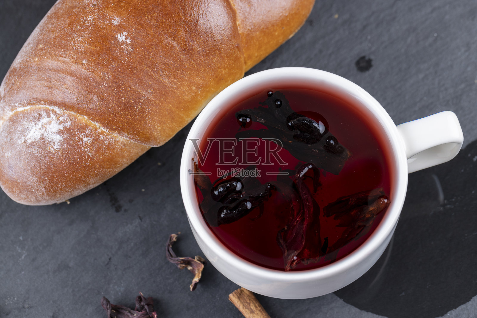 桌上的玫瑰花蕾沏出美味的红茶照片摄影图片