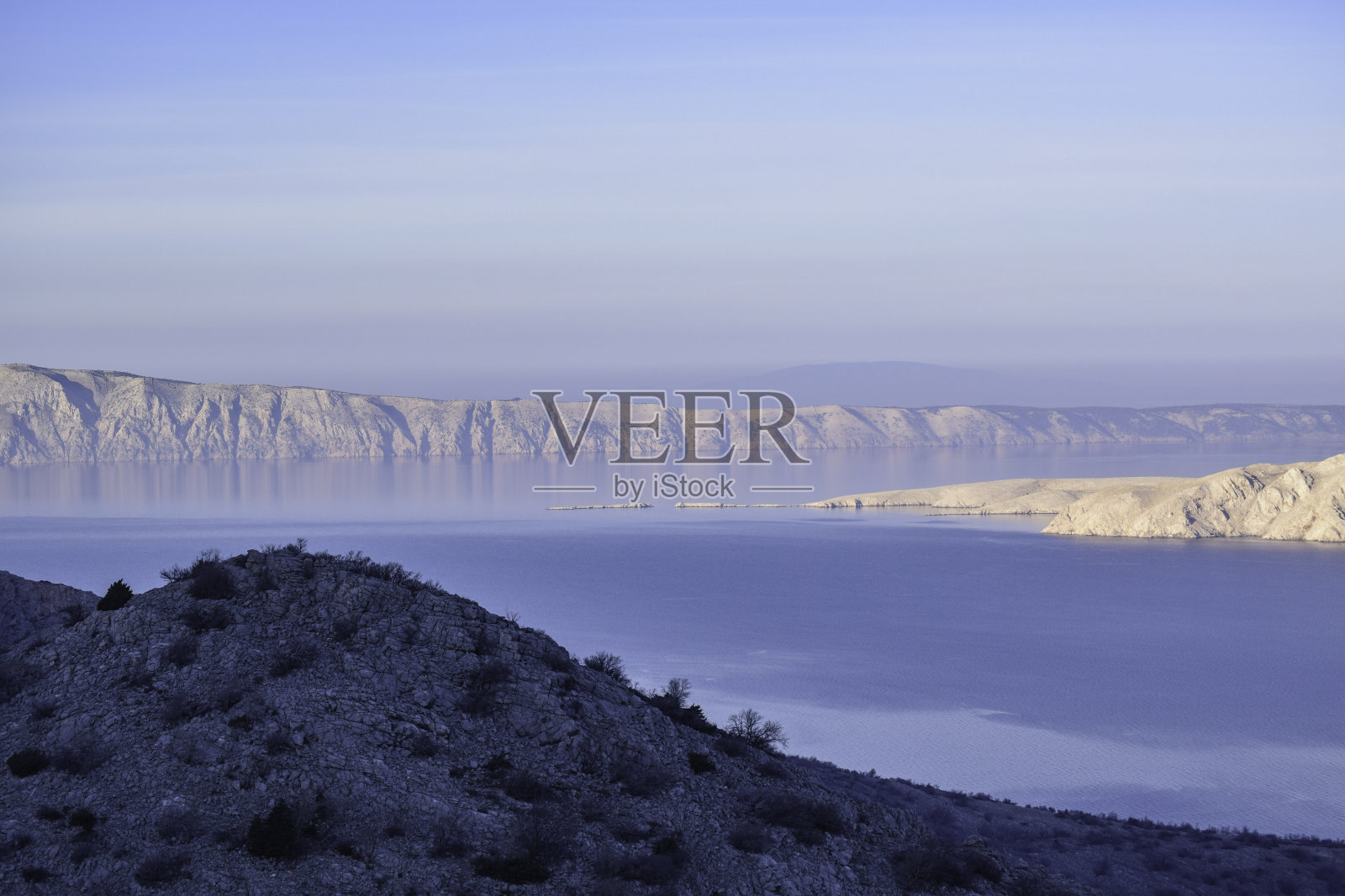 从高角度拍摄的帕格岛和韦勒比特海峡。照片摄影图片
