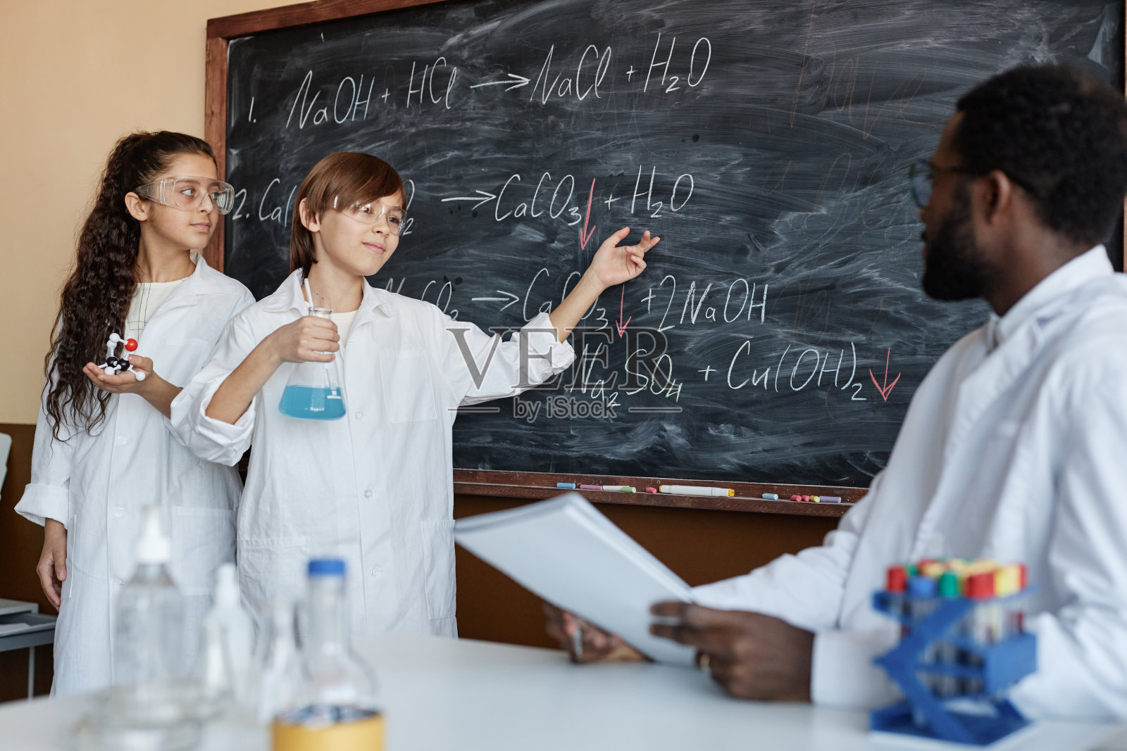 化学课上解题的两名学生照片摄影图片
