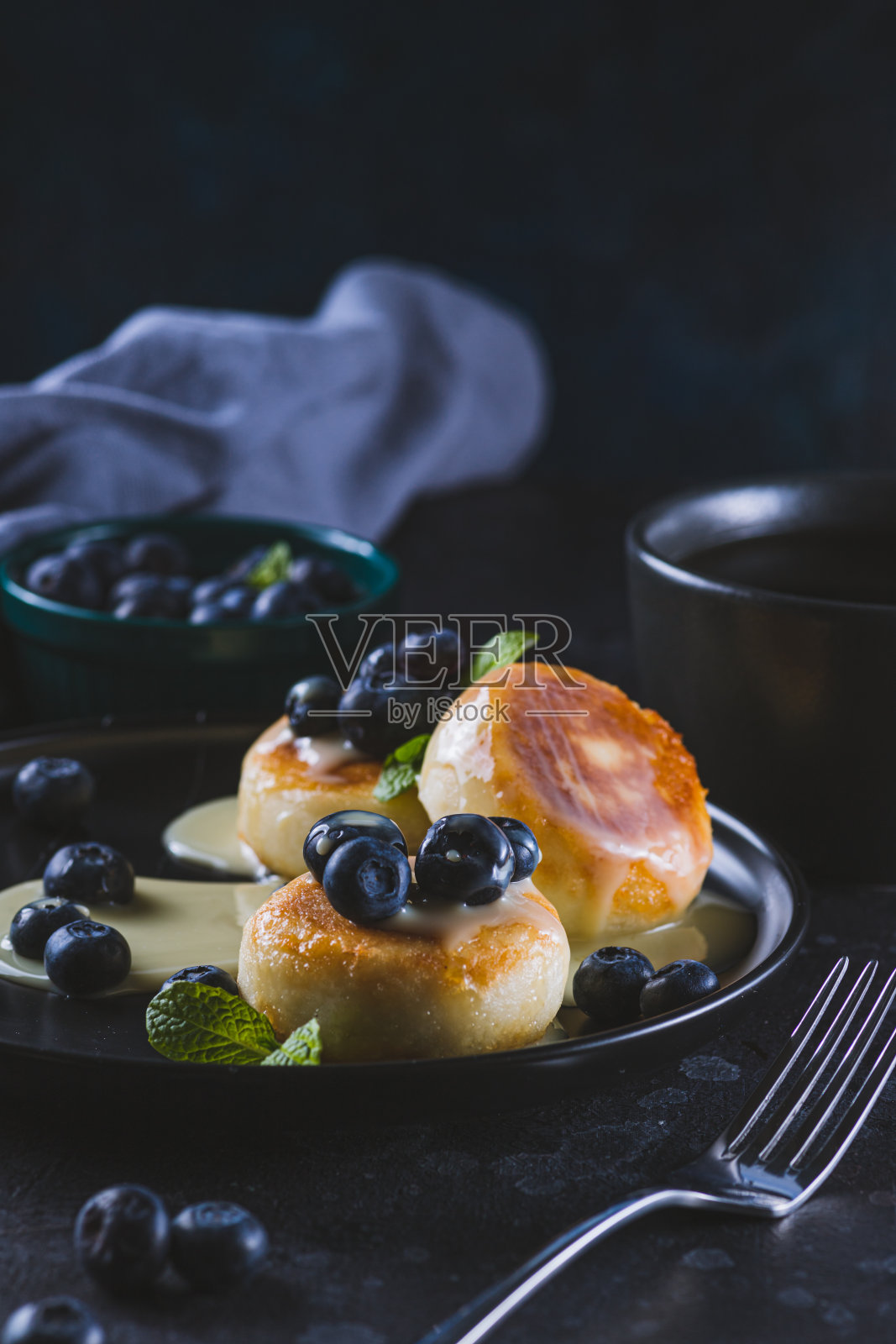 芝士蛋糕配浆果和炼乳照片摄影图片