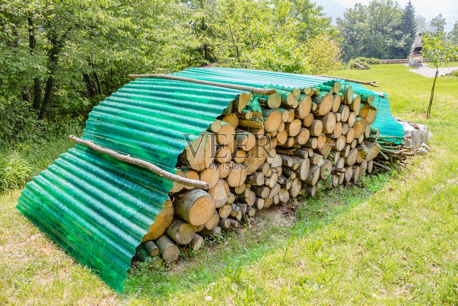 一堆堆的工业用柴火。成堆的柴火。天然木制背景-切碎的柴火特写。柴火堆好,准备过冬。照片摄影图片