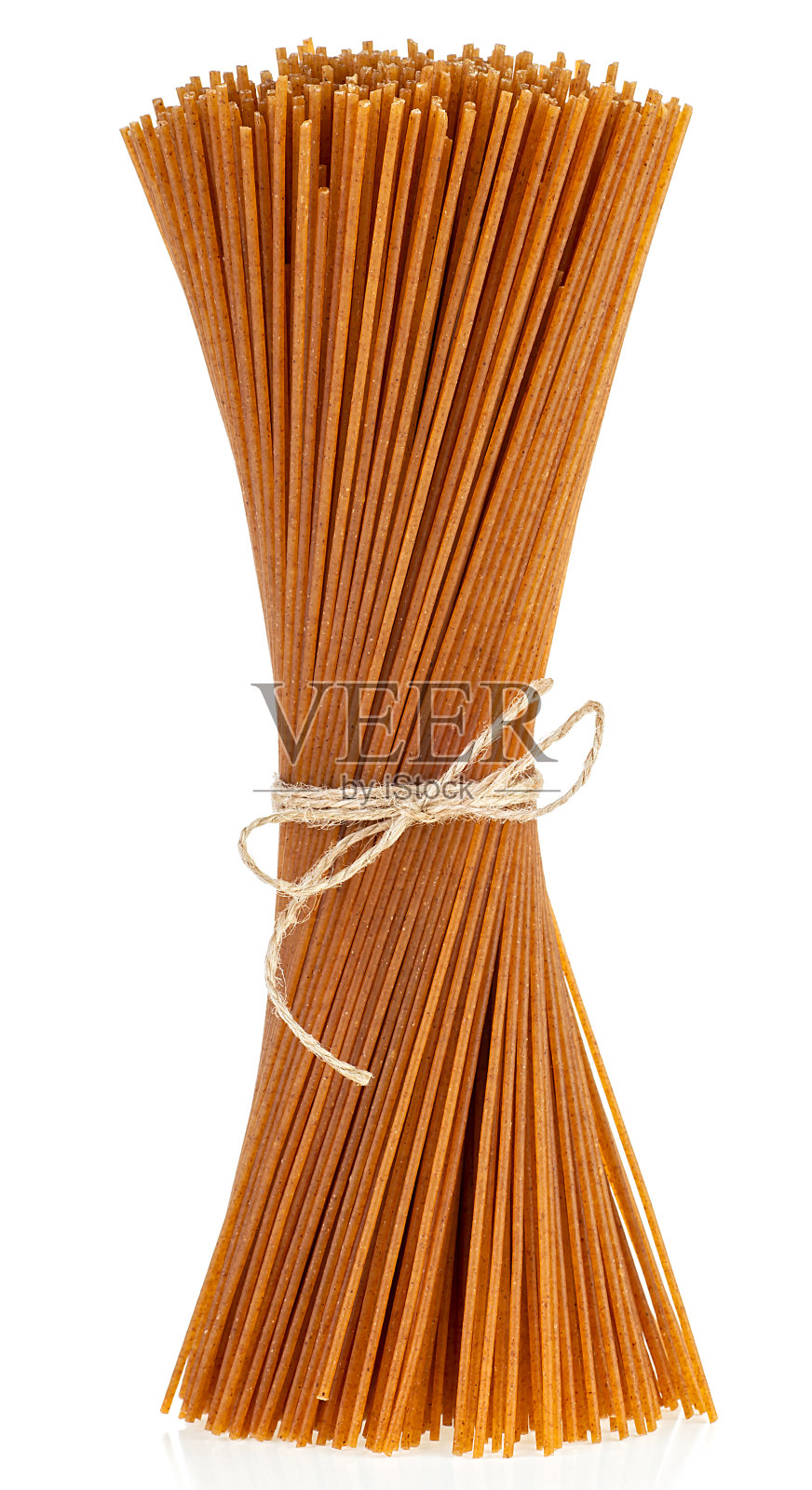 用绳子捆着的一捆未煮熟的全谷物意大利面,孤立在白色的背景上。照片摄影图片