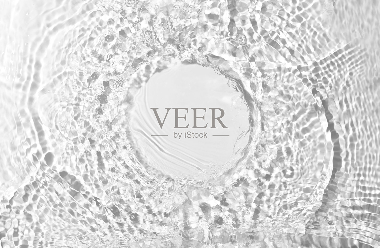 化妆品演示模型,在水花飞溅的水面上画一个空圆圈。完美的强调新鲜和自然纯度的产品植入照片摄影图片