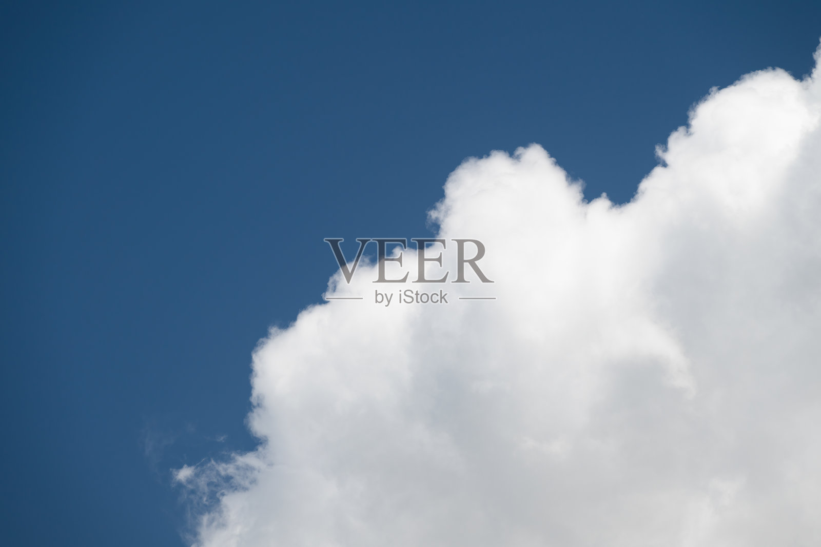 白云在蓝天的映衬下显得非常美丽。照片摄影图片