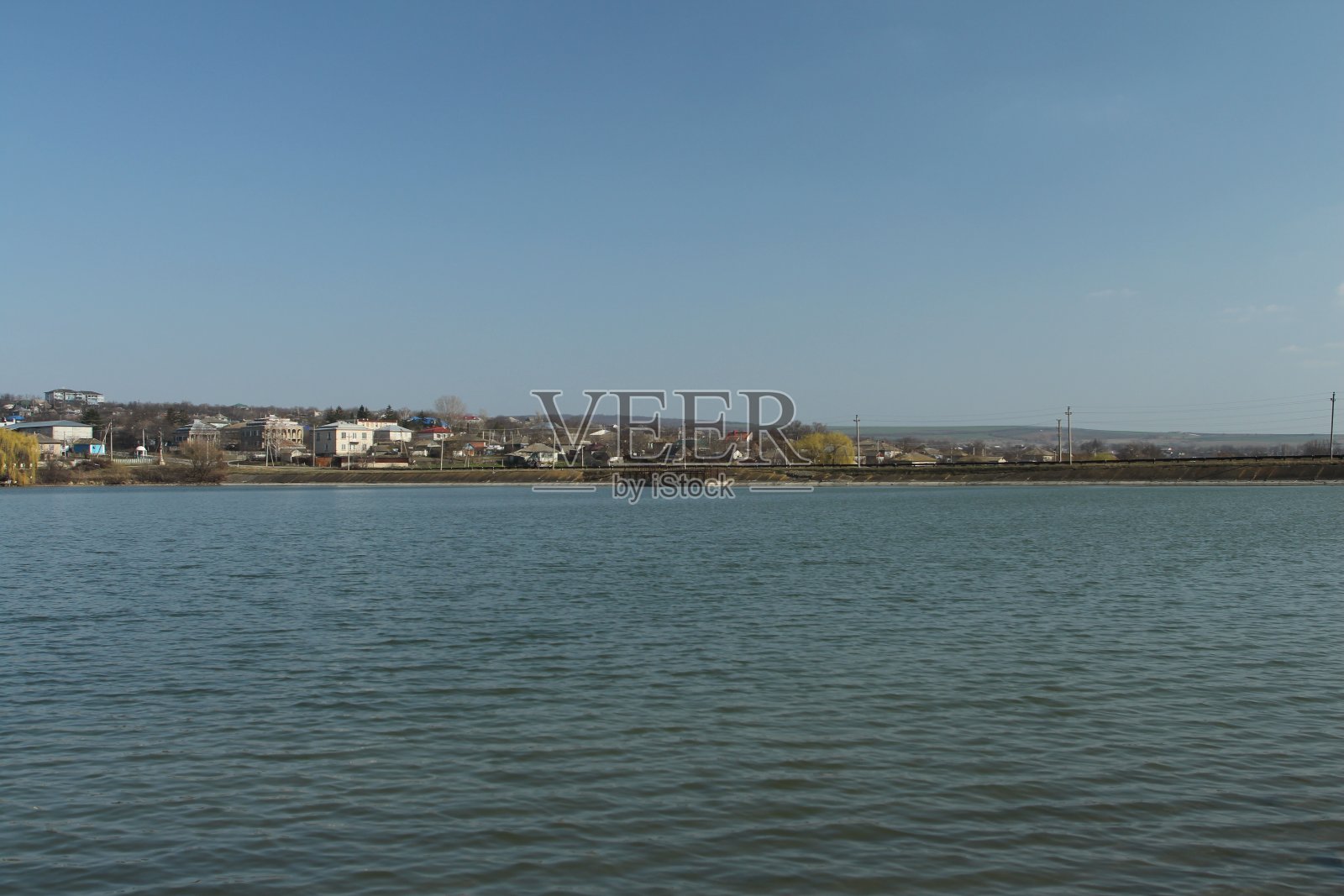 背景中有建筑物的水体照片摄影图片