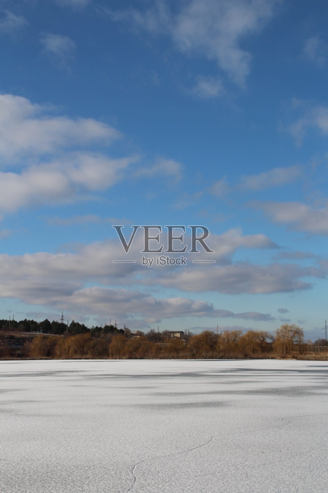 一条有树有蓝天的路照片摄影图片