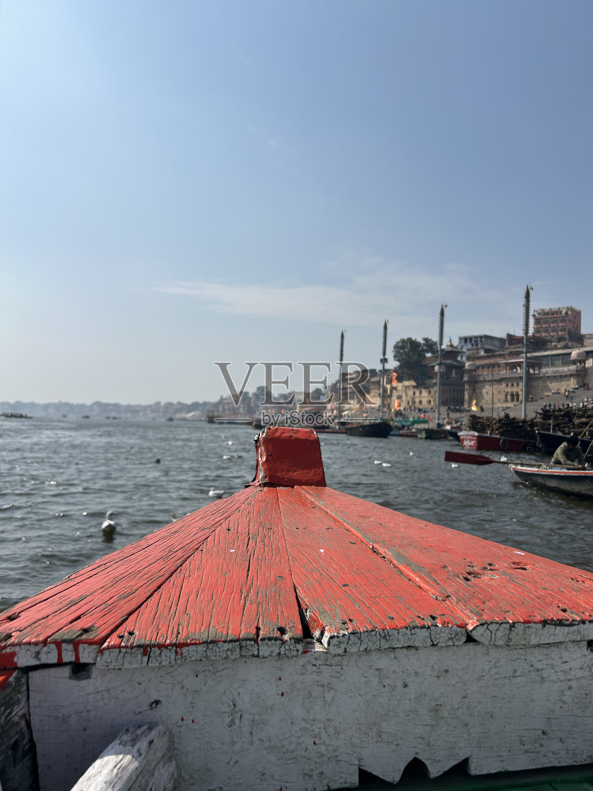 船只停泊在宁静的海湾,远处有建筑物照片摄影图片