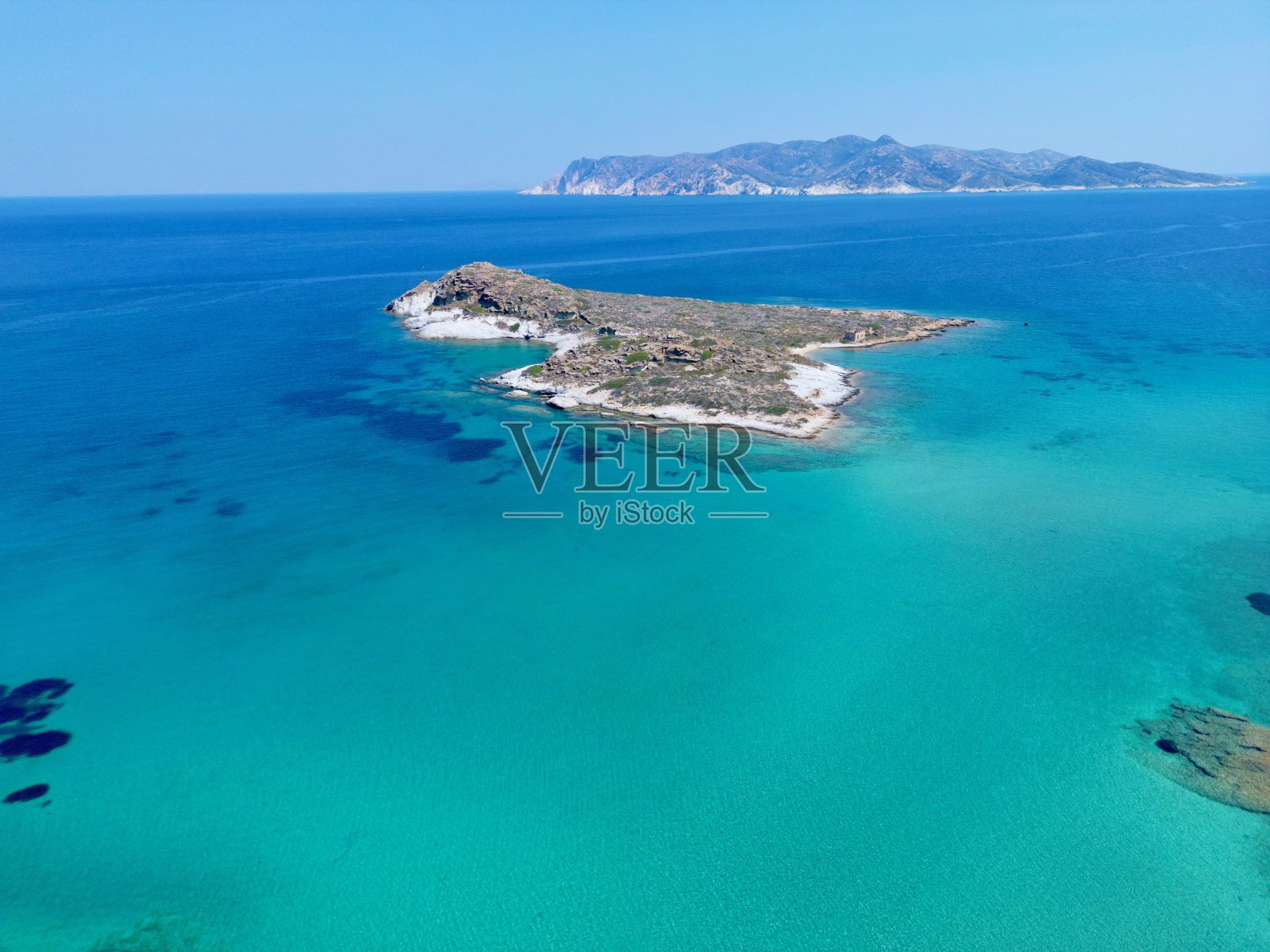 基莫洛斯岛普拉萨海滩旁边的普拉索尼西岛照片摄影图片