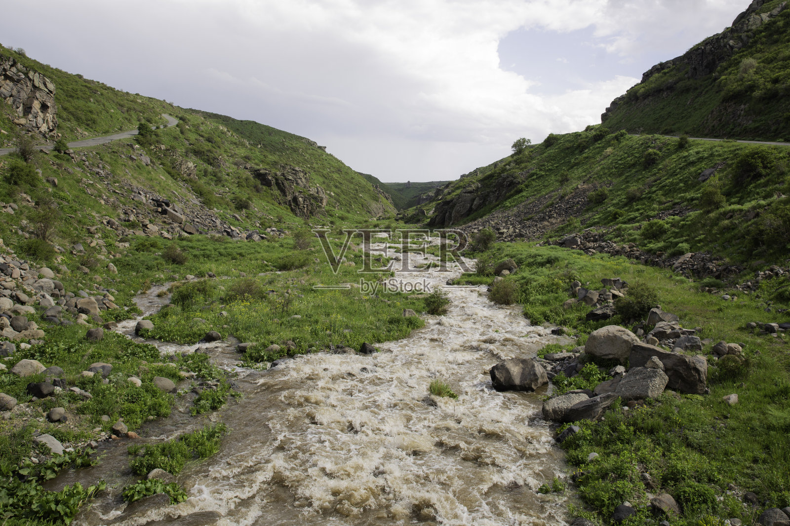 亚美尼亚山区湍急的河流照片摄影图片