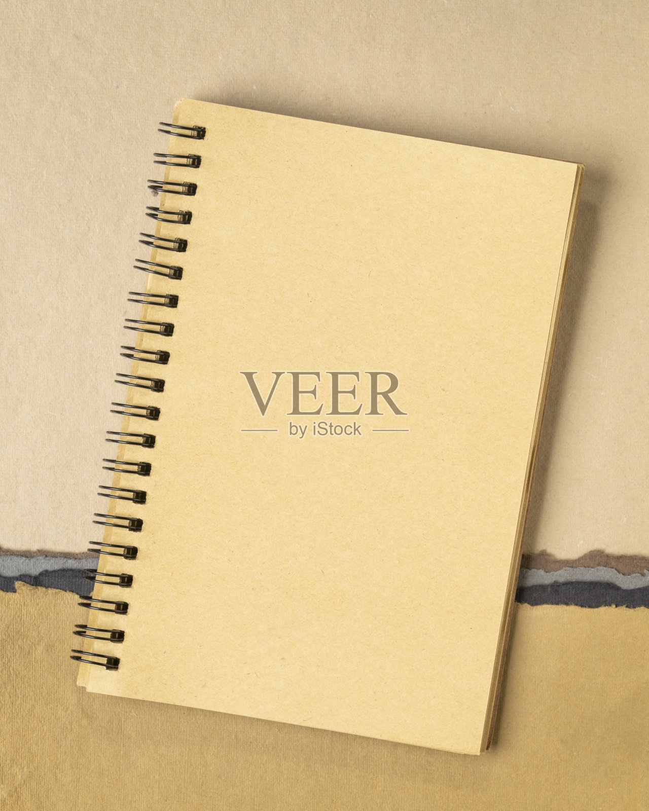 空白螺旋笔记本对抽象纸景观,垂直海报照片摄影图片