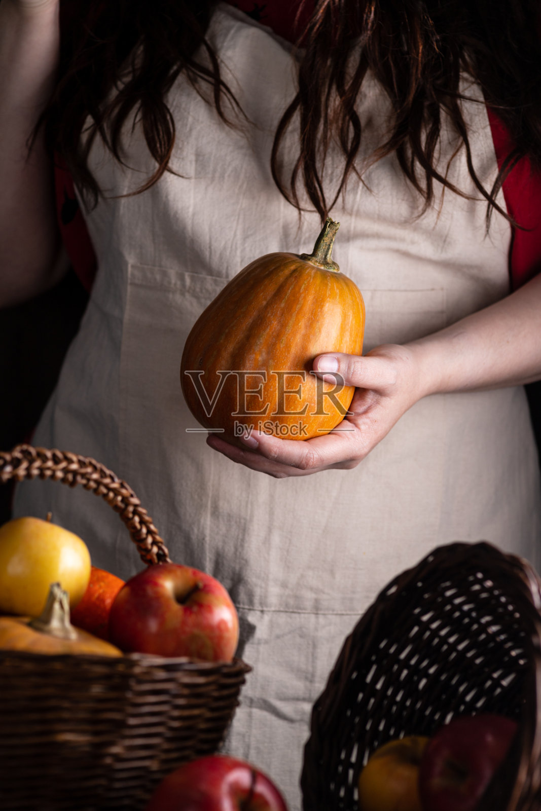 一个女人手里的小南瓜照片摄影图片