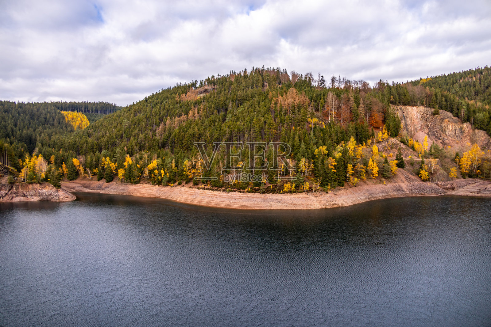 秋天在Luisenthal附近的Ohratal大坝周围徒步旅行照片摄影图片