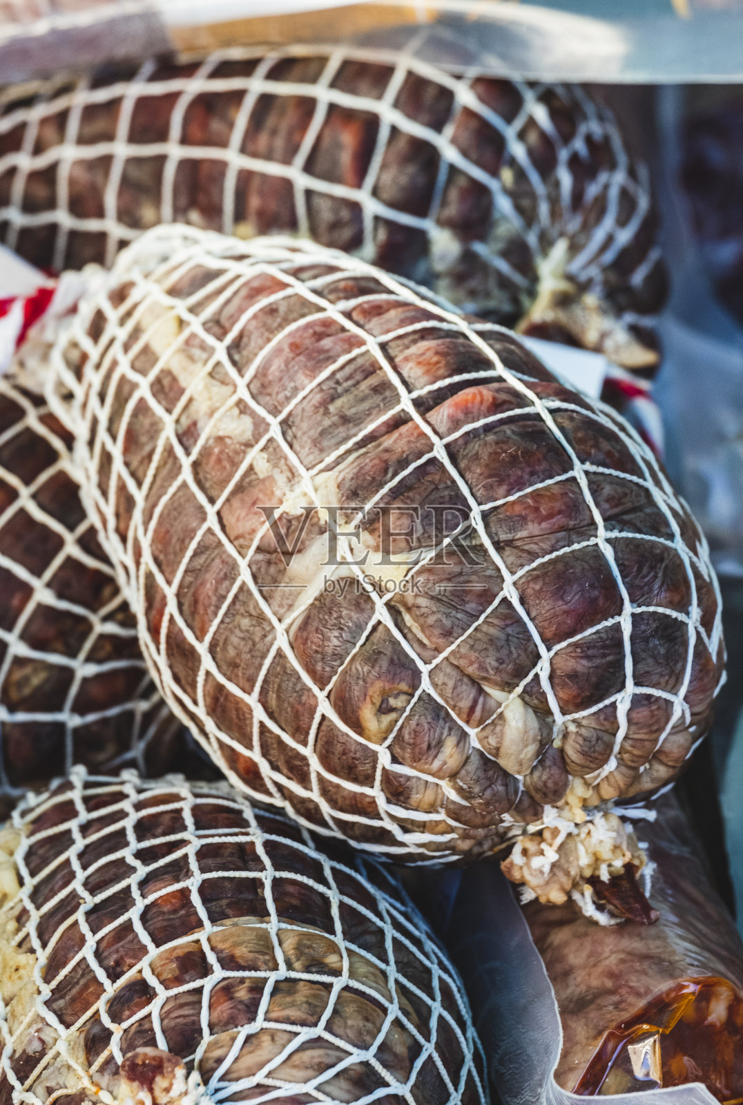 用猪肉制成的高品质的肉肠或瘦肉肠,其制作方法与西班牙辣香肠相似照片摄影图片