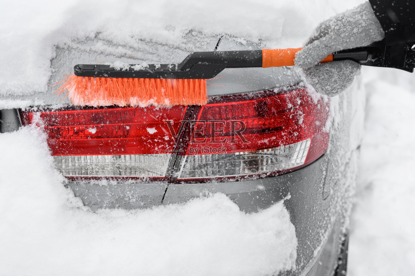 一场大雪过后,汽车被雪覆盖,特写。汽车雨刷起了。雪风暴。照片摄影图片